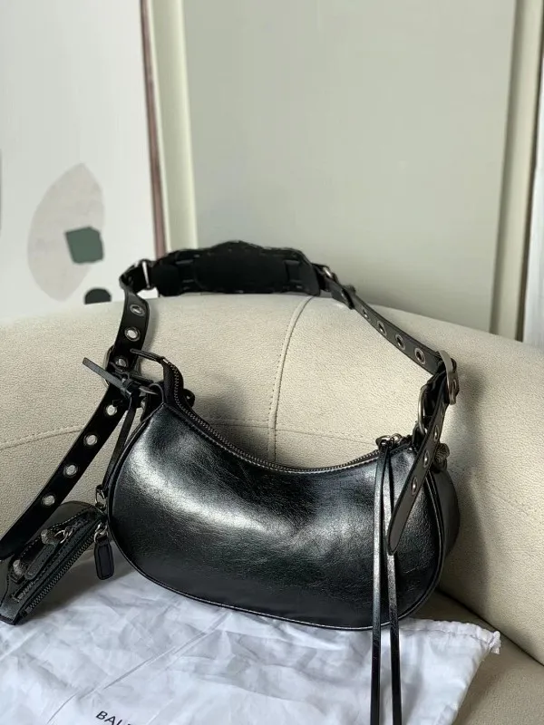 All categories Official website "Brand Women's Bags" Women's Bags 💙 BALENCIAGA Fine imitation BALENCIAGA, high imitation BALENCIAGA bag, BALENCIAGA crossbody bag, 2023 official latest version BALENCIAGA armpit bag, BALENCIAGA bag factory, recommended bag, size: 25-6-14C