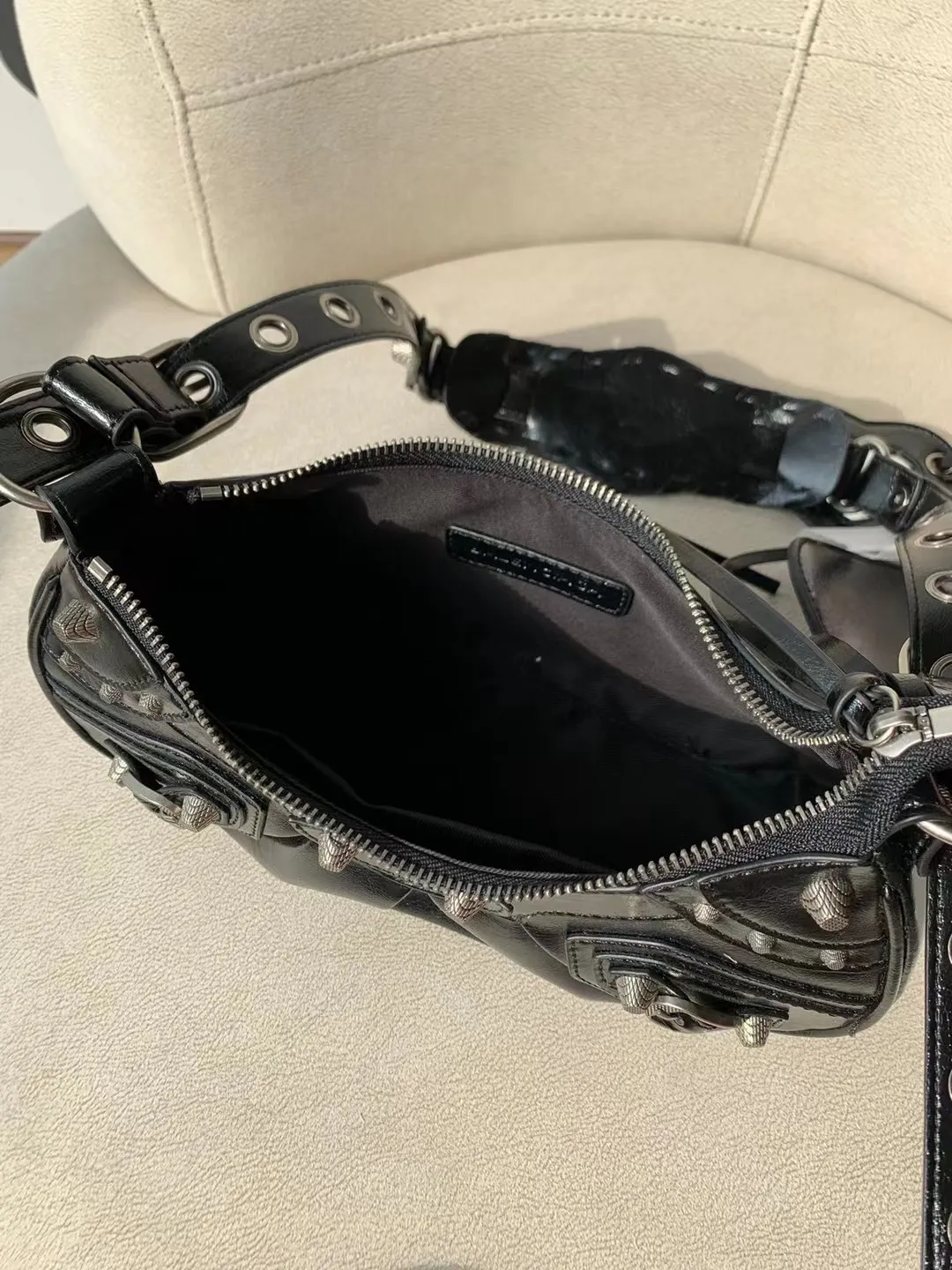 All categories Official website "Brand Women's Bags" Women's Bags 💙 BALENCIAGA Fine imitation BALENCIAGA, high imitation BALENCIAGA bag, BALENCIAGA crossbody bag, 2023 official latest version BALENCIAGA armpit bag, BALENCIAGA bag factory, recommended bag, size: 25-6-14C