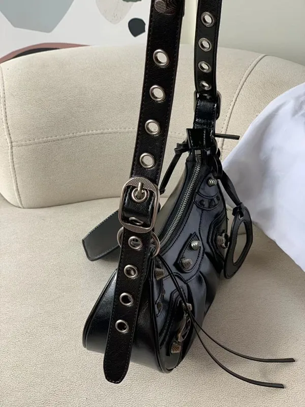 All categories Official website "Brand Women's Bags" Women's Bags 💙 BALENCIAGA Fine imitation BALENCIAGA, high imitation BALENCIAGA bag, BALENCIAGA crossbody bag, 2023 official latest version BALENCIAGA armpit bag, BALENCIAGA bag factory, recommended bag, size: 25-6-14C