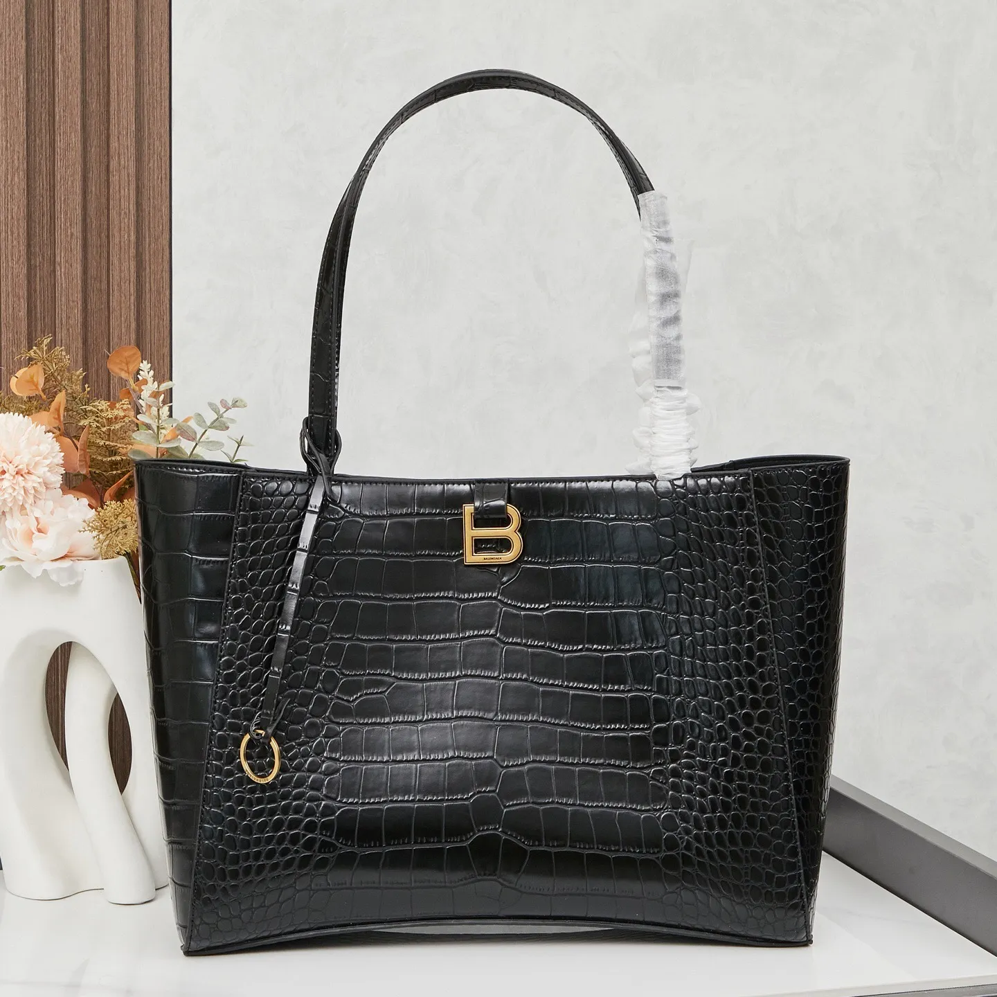 All Categories Official Website "Brand Women's Bags" Women's Bags 💙 BALENCIAGA 2025 Official Website New Balenciaga Crossbody Bag
