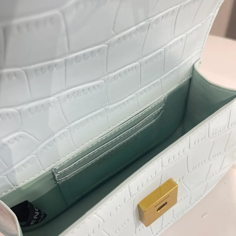 All categories Official website "Brand Women's Bags" Women's Bags 💙 BALENCIAGA 2022 Official New Balenciaga Crossbody Bag Wholesale 58001400 High Quality Size: 19-10-6.9CM