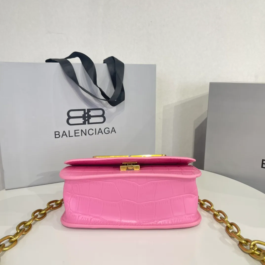 All categories Official website "Brand Women's Bags" Women's Bags 💙 BALENCIAGA 2022 Official New Balenciaga Crossbody Bag Wholesale 58001400 High Quality Size: 19-10-6.9CM