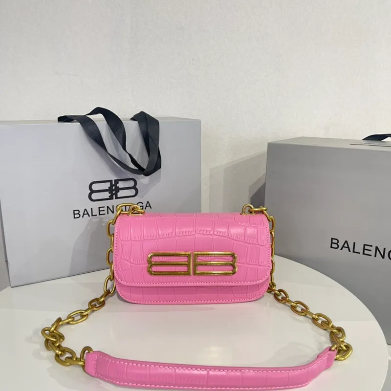 All categories Official website "Brand Women's Bags" Women's Bags 💙 BALENCIAGA 2022 Official New Balenciaga Crossbody Bag Wholesale 58001400 High Quality Size: 19-10-6.9CM