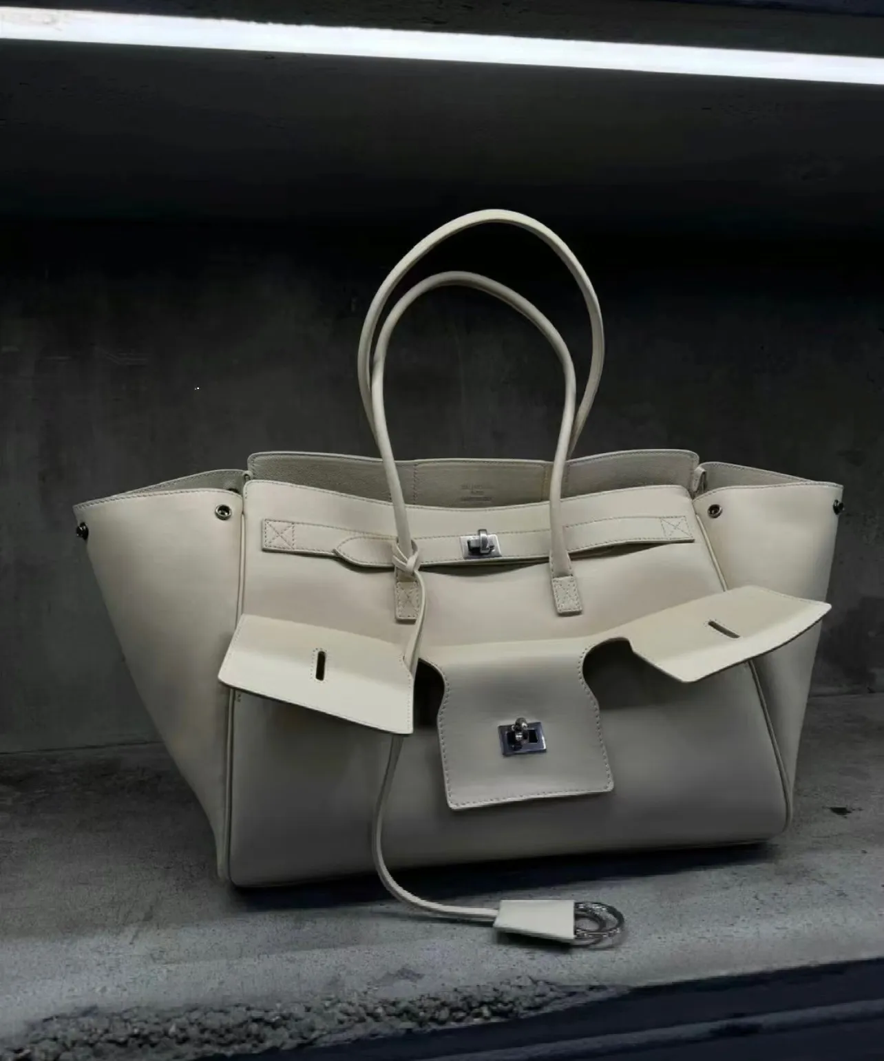 All categories Balenciaga Women's Bags (Balenciaga) Balenciaga 2528