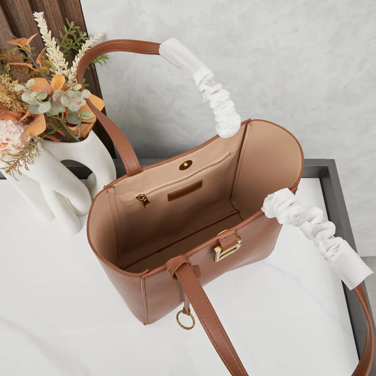 All Categories Official Website "Brand Women's Bags" Women's Bags 💙 BALENCIAGA 2025 Official Website New Balenciaga Crossbody Bag
