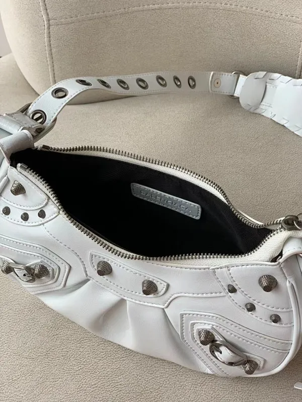 All categories Official website "Brand Women's Bags" Women's Bags 💙 BALENCIAGA Fine imitation BALENCIAGA, high imitation BALENCIAGA bag, BALENCIAGA crossbody bag, 2023 official latest version BALENCIAGA armpit bag, BALENCIAGA bag factory, recommended bag, size: 25-6-14C