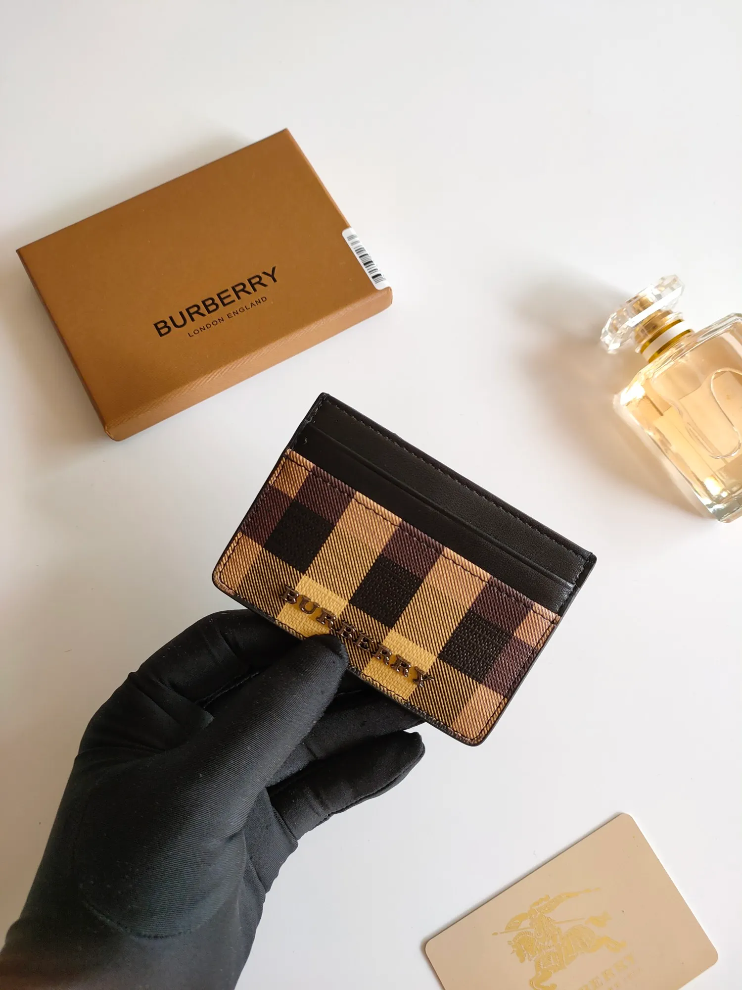 ￥90 Burberry's new card holder, decorated with brand logo design, selected plaid and cowhide materials to create a refined style. Style number: 8054 Size: 10*7.5cm