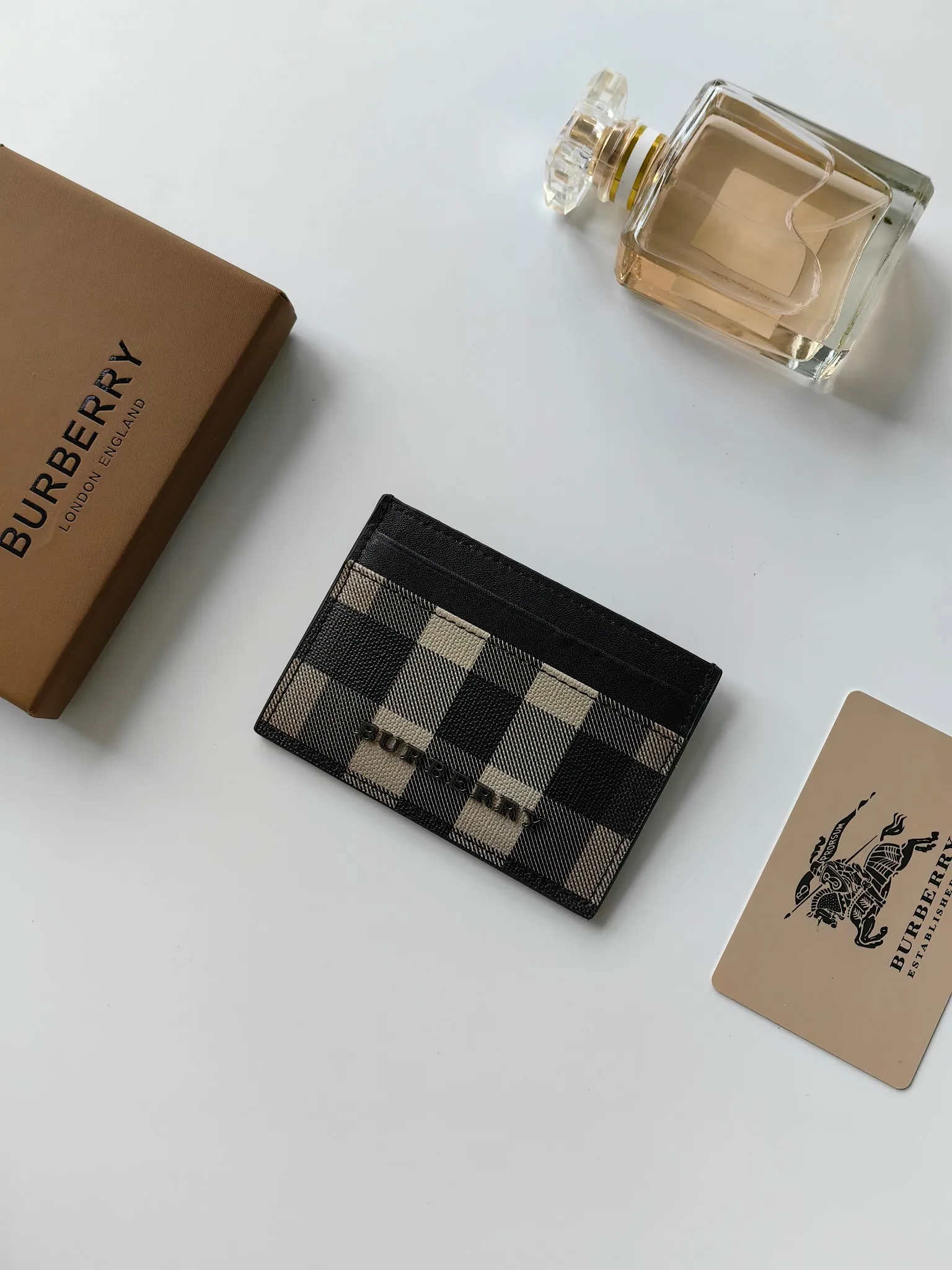 ￥90 Burberry's new card holder, decorated with brand logo design, selected plaid and cowhide materials to create a refined style. Style number: 8054 Size: 10*7.5cm