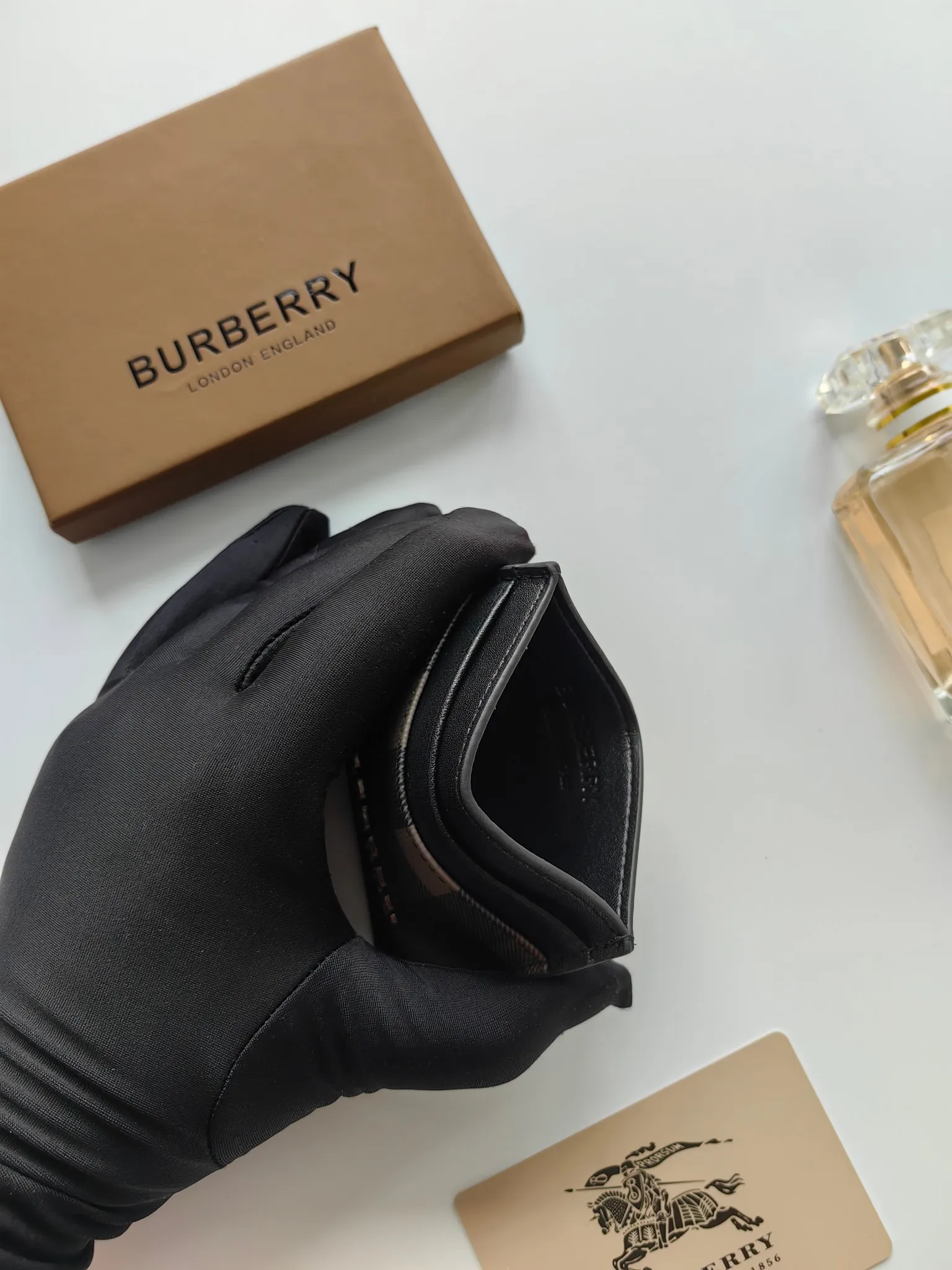￥90 Burberry's new card holder, decorated with brand logo design, selected plaid and cowhide materials to create a refined style. Style number: 8054 Size: 10*7.5cm