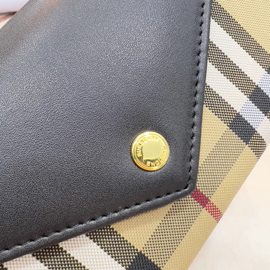 p190📯📯📯[Burberry•Burberry] original product🇮🇹~~🎉👉Slim long wallet, newly made of vintage vintage plaid and grained leather, with multiple card slots; the snap buckle is engraved with the new brand logo. Gold hardware accessories, 👍counter quality, fine workmanship 💋Real shot📷, 🆔🆔1183 brown, black size 19.5cm*3cm*10cm*.
