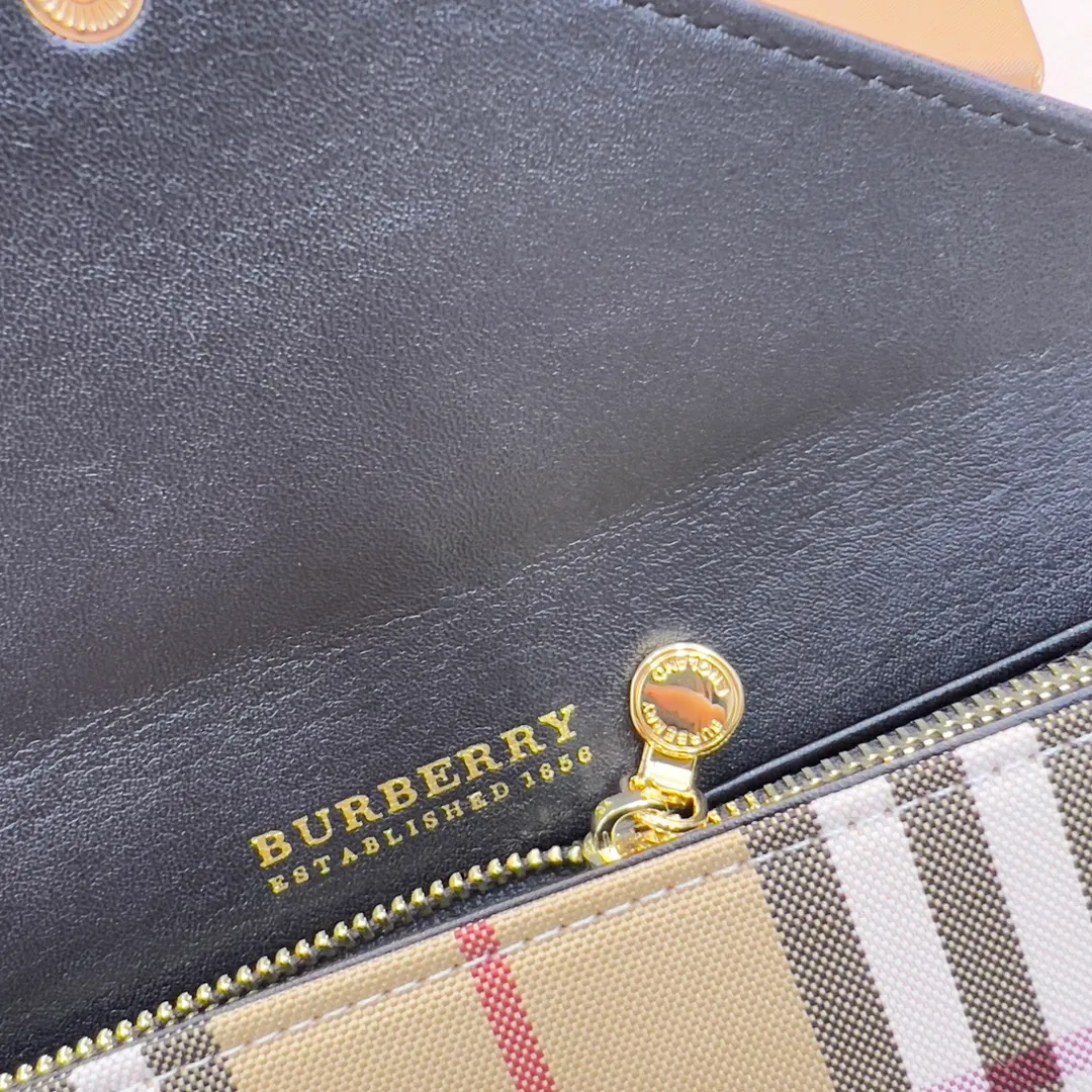 p190📯📯📯[Burberry•Burberry] original product🇮🇹~~🎉👉Slim long wallet, newly made of vintage vintage plaid and grained leather, with multiple card slots; the snap buckle is engraved with the new brand logo. Gold hardware accessories, 👍counter quality, fine workmanship 💋Real shot📷, 🆔🆔1183 brown, black size 19.5cm*3cm*10cm*.
