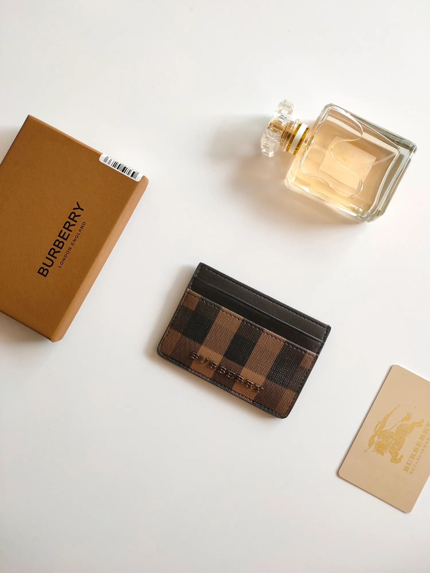 ￥90 Burberry's new card holder, decorated with brand logo design, selected plaid and cowhide materials to create a refined style. Style number: 8054 Size: 10*7.5cm