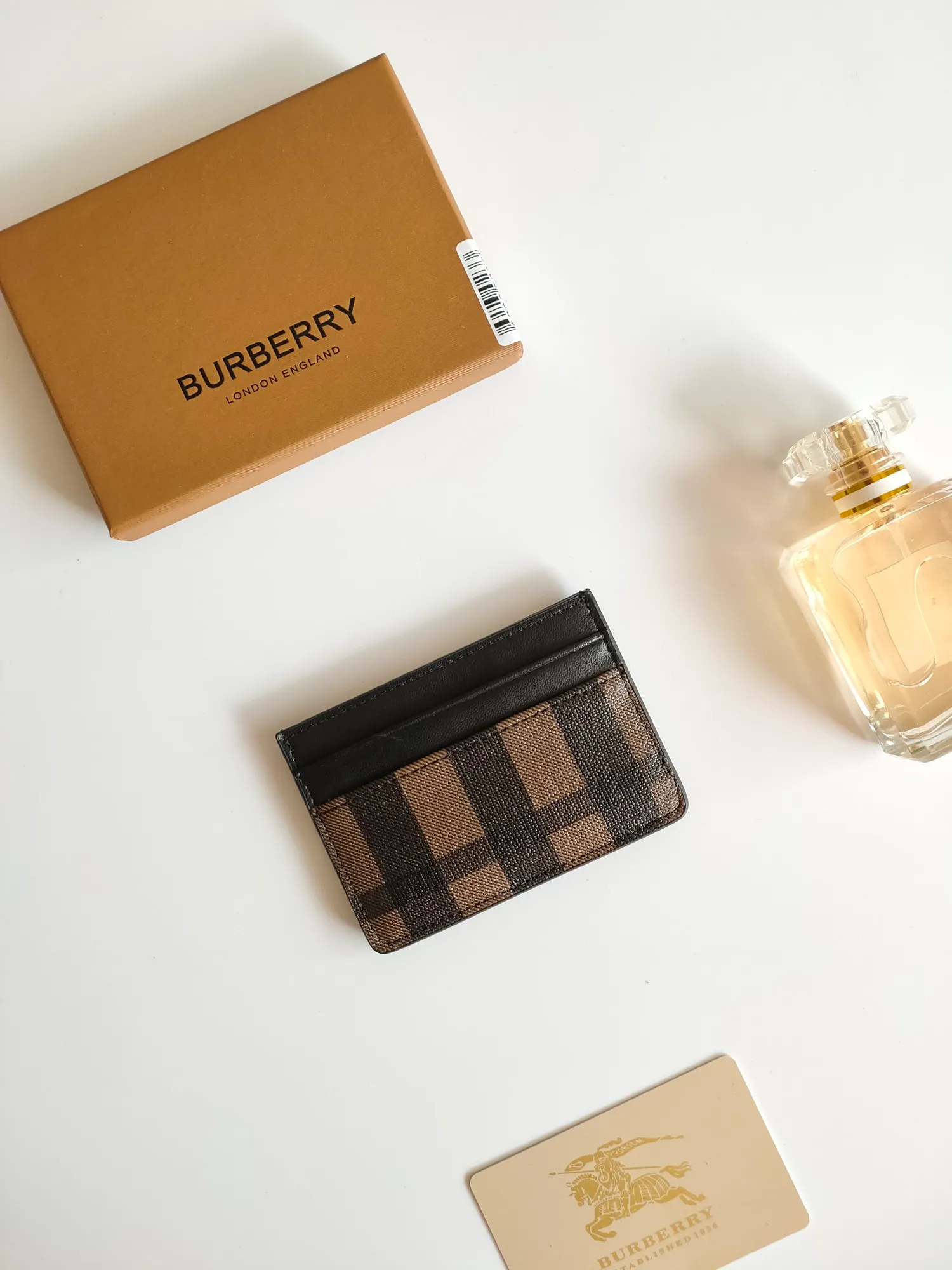 ￥90 Burberry's new card holder, decorated with brand logo design, selected plaid and cowhide materials to create a refined style. Style number: 8054 Size: 10*7.5cm
