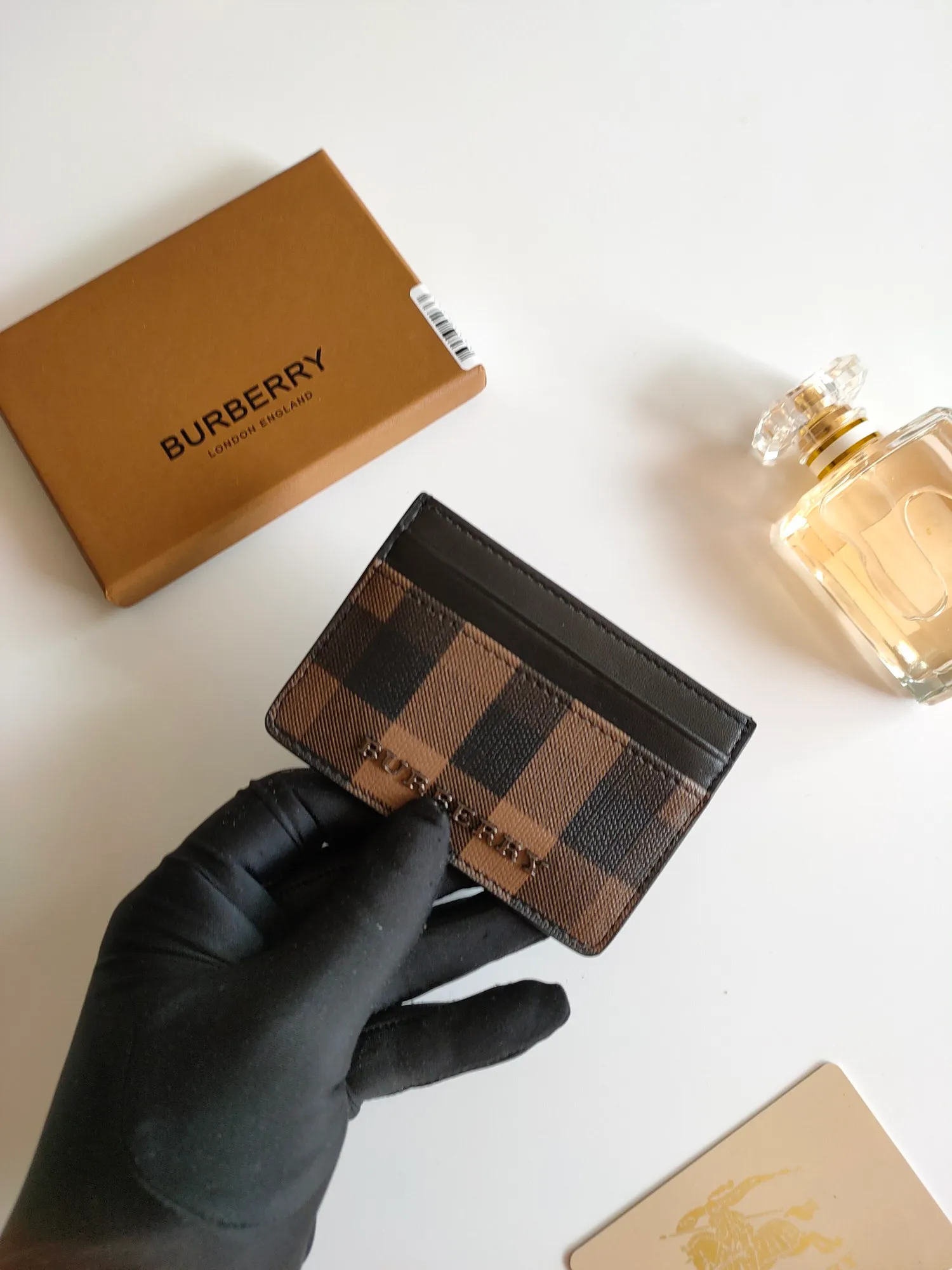 ￥90 Burberry's new card holder, decorated with brand logo design, selected plaid and cowhide materials to create a refined style. Style number: 8054 Size: 10*7.5cm
