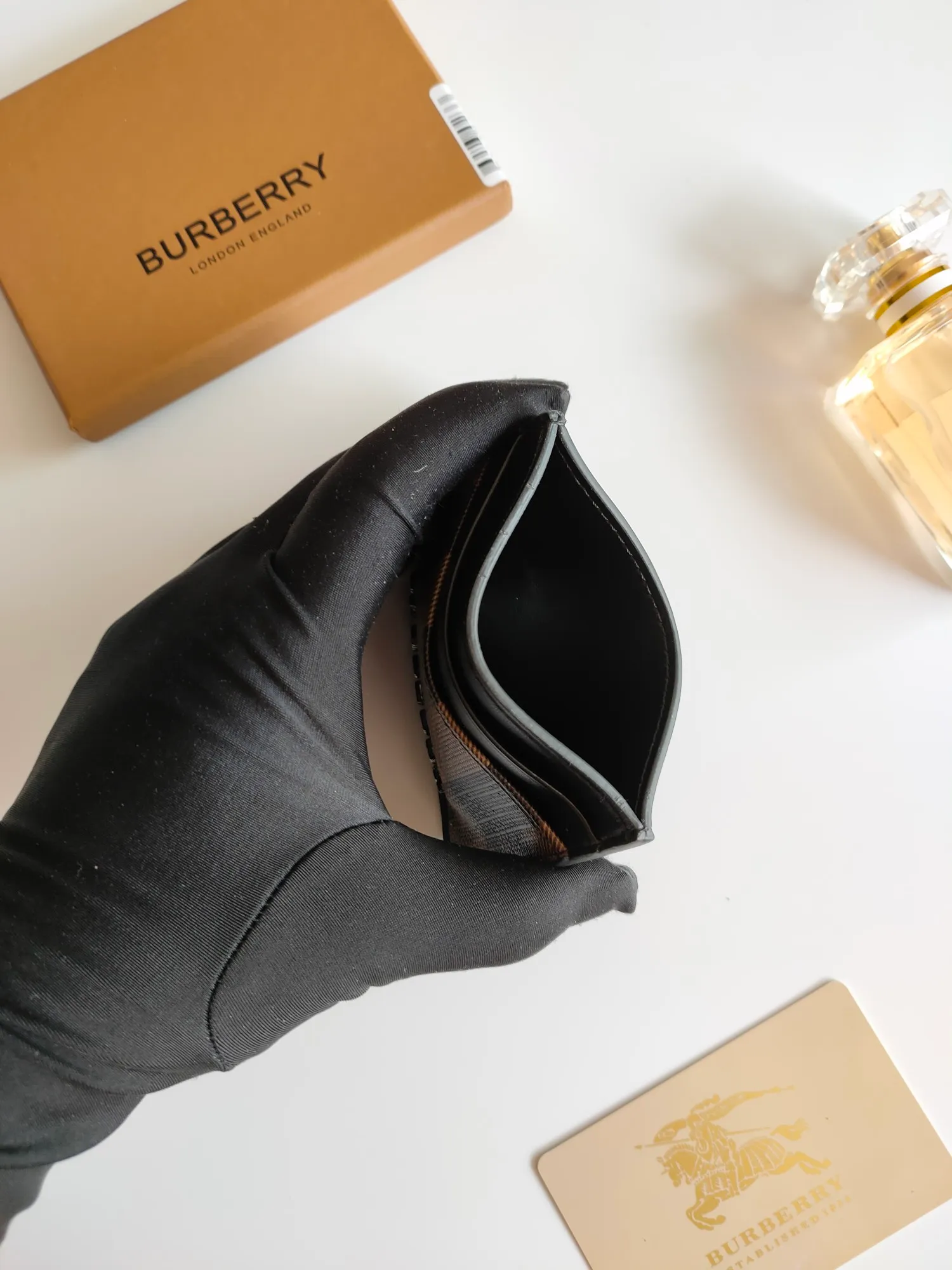 ￥90 Burberry's new card holder, decorated with brand logo design, selected plaid and cowhide materials to create a refined style. Style number: 8054 Size: 10*7.5cm