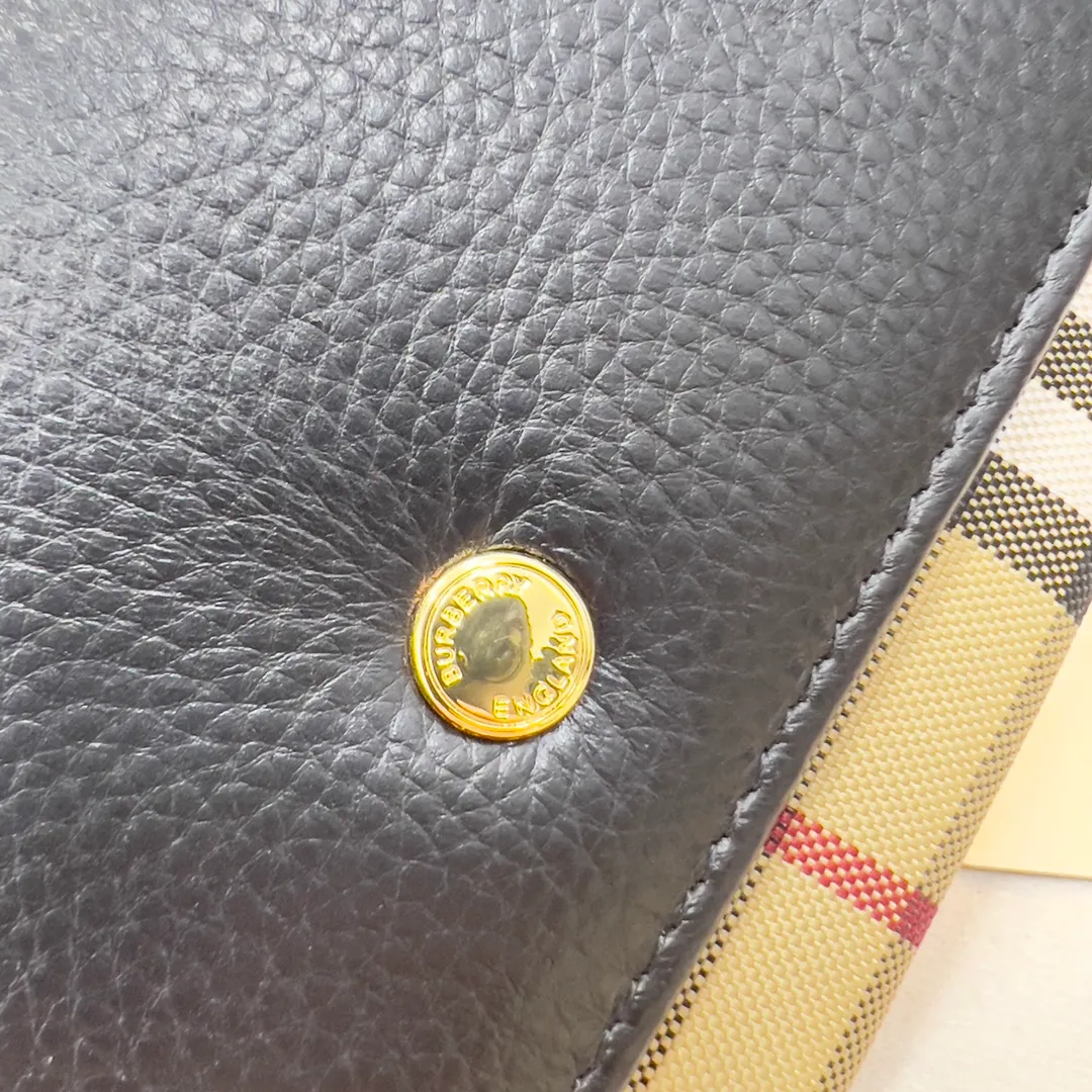 p190📯📯📯[Burberry•Burberry] original product🇮🇹~~🎉👉Slim long wallet, newly made of vintage vintage plaid and grained leather, with multiple card slots; the snap buckle is engraved with the new brand logo. , gold hardware accessories, 👍counter quality, fine workmanship 💋actual photo📷, 🆔🆔1185 black, brown size 19.5cm*3cm*10cm*.