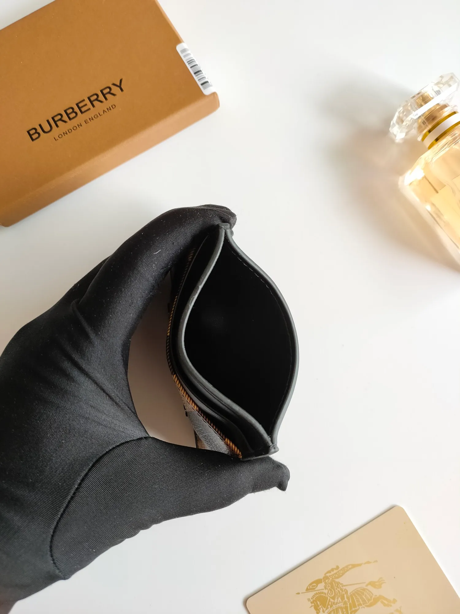 ￥90 Burberry's new card holder, decorated with brand logo design, selected plaid and cowhide materials to create a refined style. Style number: 8054 Size: 10*7.5cm