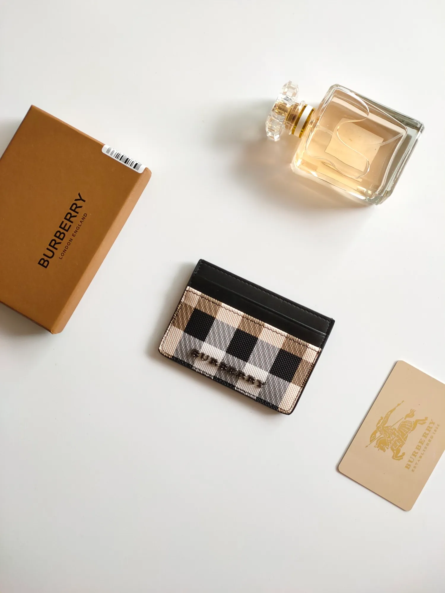 ￥90 Burberry's new card holder, decorated with brand logo design, selected plaid and cowhide materials to create a refined style. Style number: 8054 Size: 10*7.5cm
