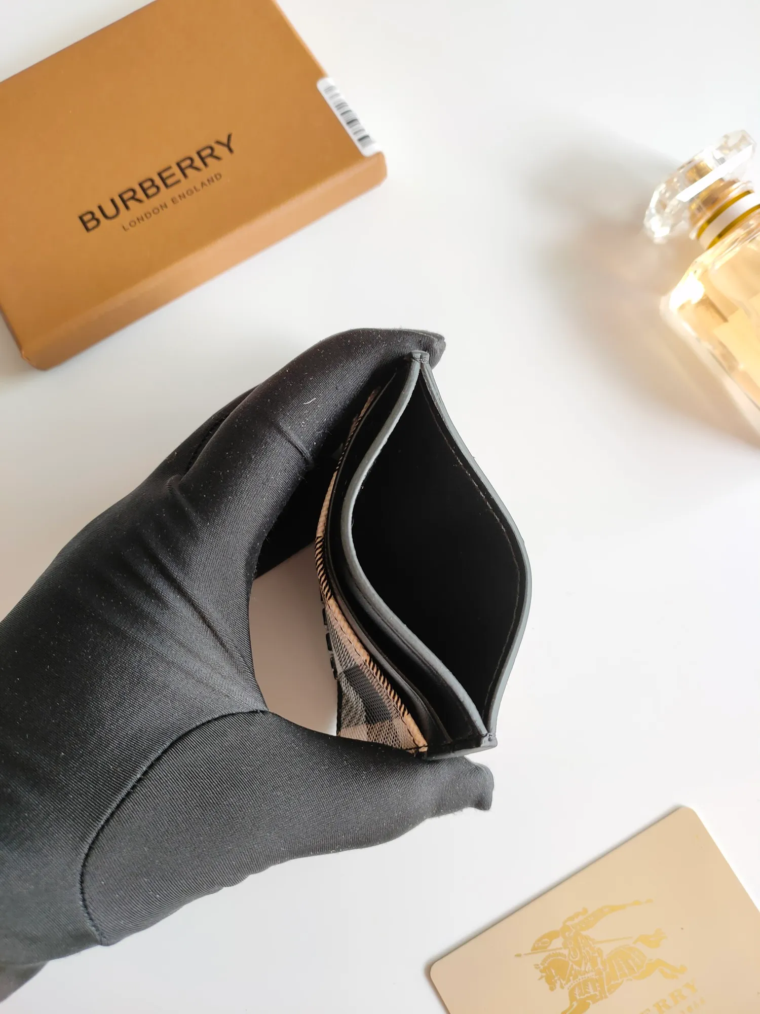 ￥90 Burberry's new card holder, decorated with brand logo design, selected plaid and cowhide materials to create a refined style. Style number: 8054 Size: 10*7.5cm