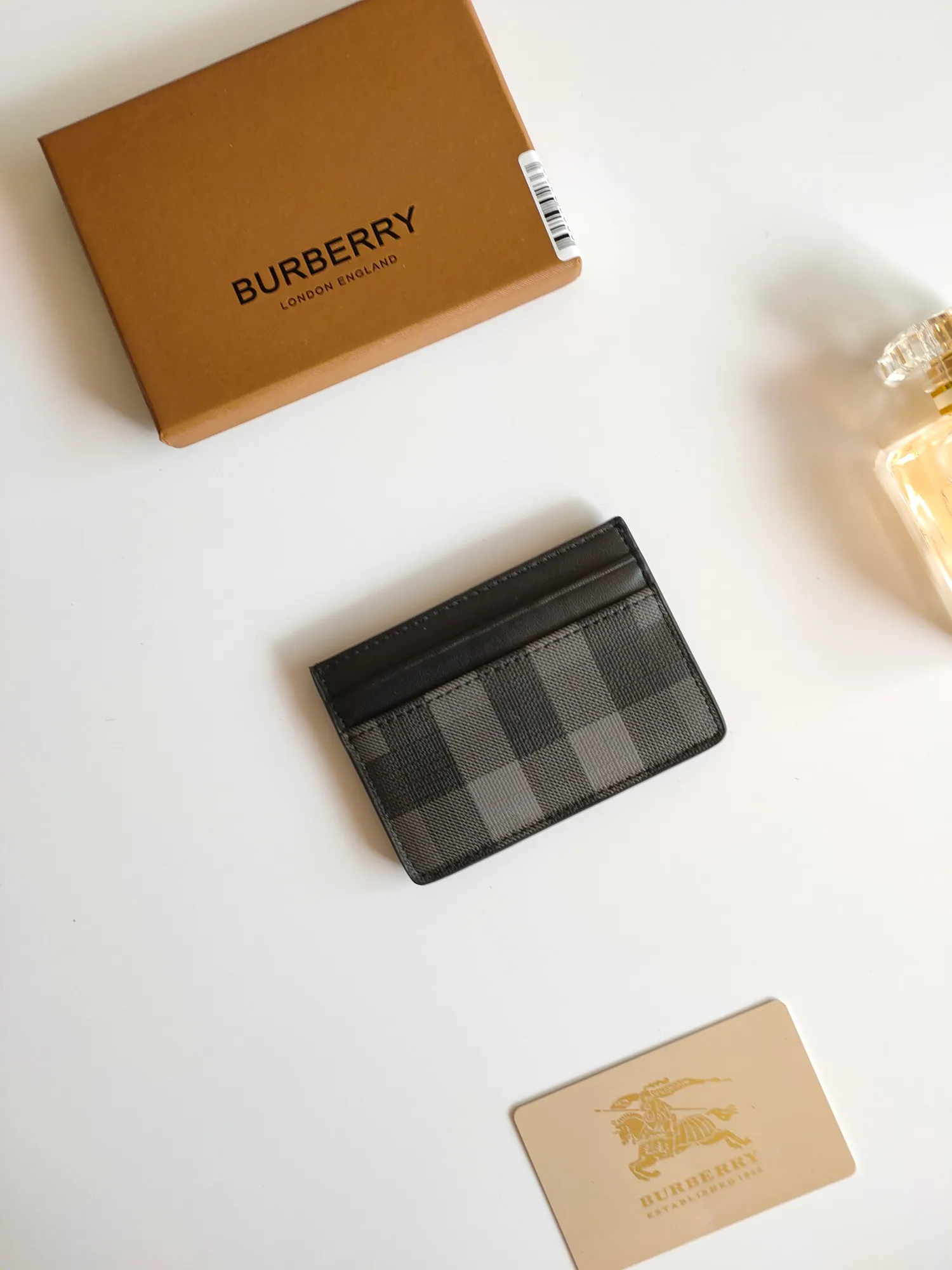 ￥90 Burberry's new card holder, decorated with brand logo design, selected plaid and cowhide materials to create a refined style. Style number: 8054 Size: 10*7.5cm
