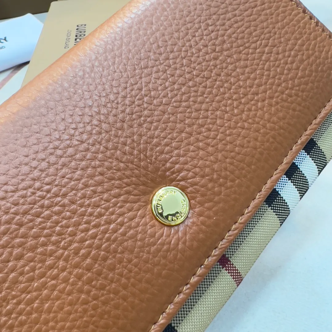 p190📯📯📯[Burberry•Burberry] original product🇮🇹~~🎉👉Slim long wallet, newly made of vintage vintage plaid and grained leather, with multiple card slots; the snap buckle is engraved with the new brand logo. , gold hardware accessories, 👍counter quality, fine workmanship 💋actual photo📷, 🆔🆔1185 black, brown size 19.5cm*3cm*10cm*.