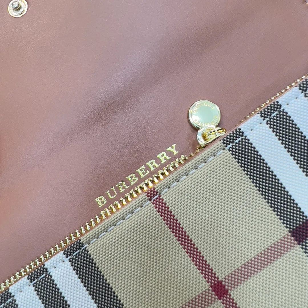 p190📯📯📯[Burberry•Burberry] original product🇮🇹~~🎉👉Slim long wallet, newly made of vintage vintage plaid and grained leather, with multiple card slots; the snap buckle is engraved with the new brand logo. , gold hardware accessories, 👍counter quality, fine workmanship 💋actual photo📷, 🆔🆔1185 black, brown size 19.5cm*3cm*10cm*.