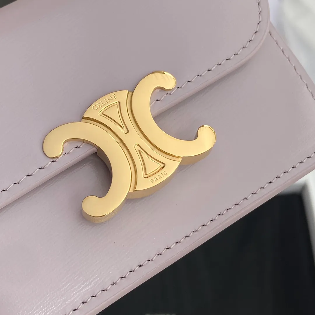 [Extra-grade pure steel hardware original leather] ¥560 TRIOMPHE glossy cow leather flip card holder/2024 Xiaosai Snap button closure 1 main compartment 2 inner card slots 1 inner flat pocket 1 outer flat pocket Number: 10I 582 CPJ.04LU 583 light lilac purple full leather Size: w10×h7.5×d2cm