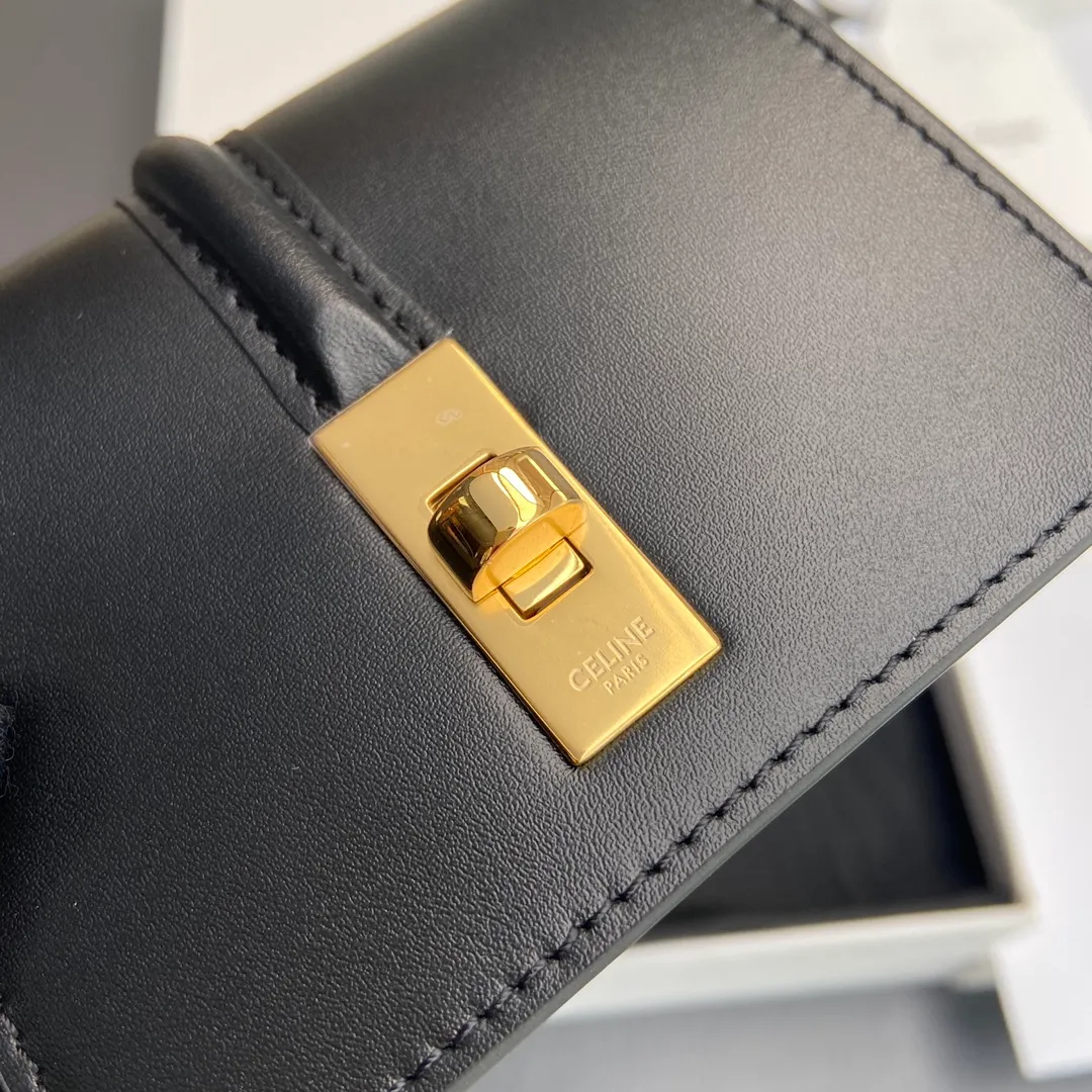 [Special grade pure steel hardware original leather] ¥620 TRIOMPHE glossy cow leather card holder cow leather cow leather lining rotating lock closure 1 main compartment 2 inner card slots No.: 10M473GCG.38NO473 473 Black full leather Size: w10.2×h7.5×d2.5cm