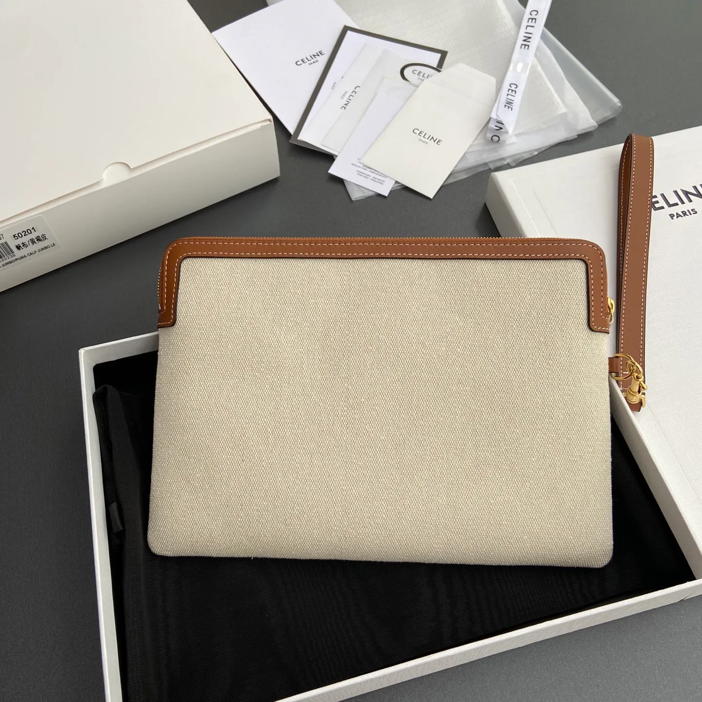 [Extra-grade pure steel hardware original leather] ¥740 TRIOMPHE signature printed clutch / 1 zipper compartment Detachable wrist strap, about 20 cm in length Iconic print, cow leather edge Fabric lining, gold hot stamping No.: 10J502FES.04LU 502 50201 Canvas/tan leather Size: w25×h17.5×d1cm