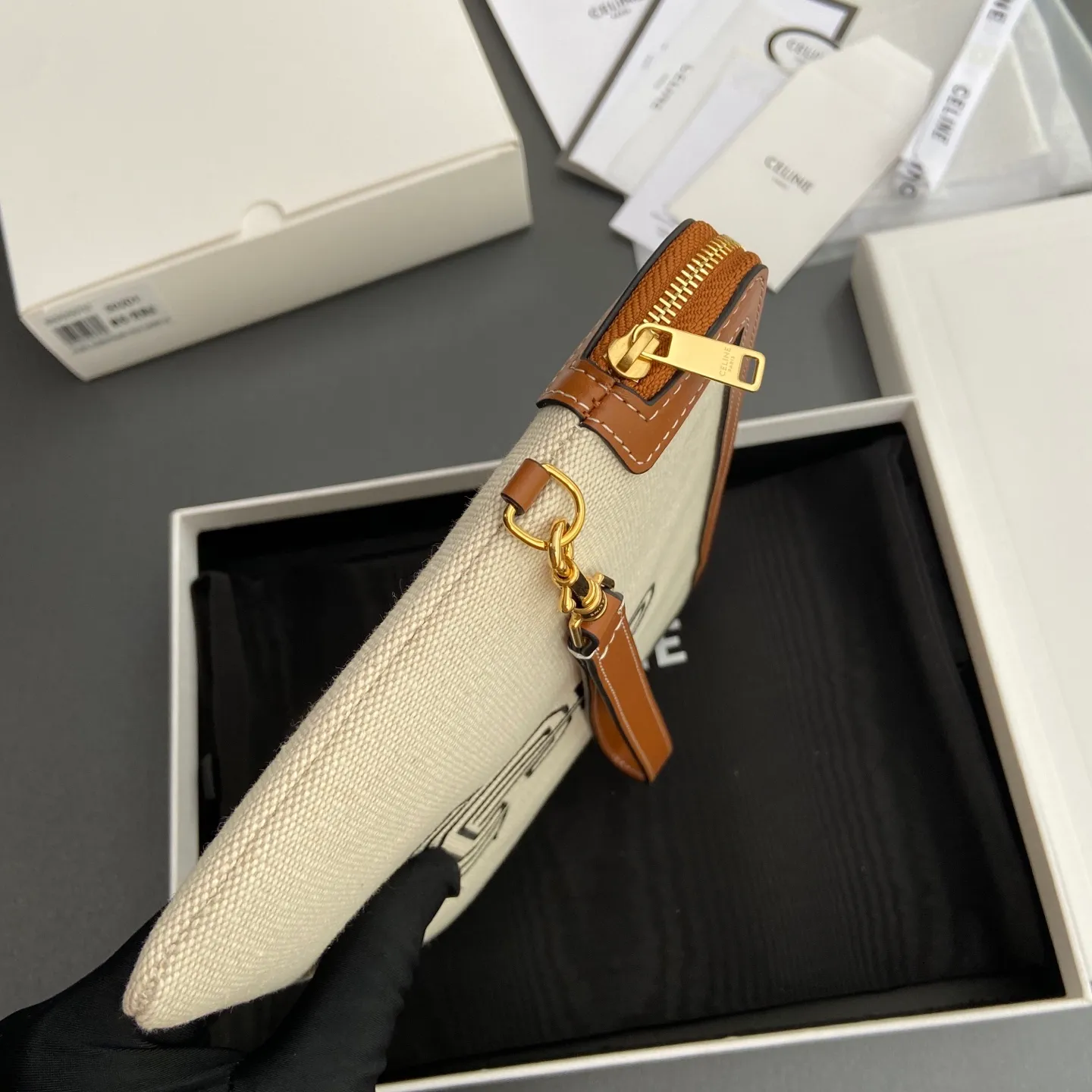 [Extra-grade pure steel hardware original leather] ¥740 TRIOMPHE signature printed clutch / 1 zipper compartment Detachable wrist strap, about 20 cm in length Iconic print, cow leather edge Fabric lining, gold hot stamping No.: 10J502FES.04LU 502 50201 Canvas/tan leather Size: w25×h17.5×d1cm