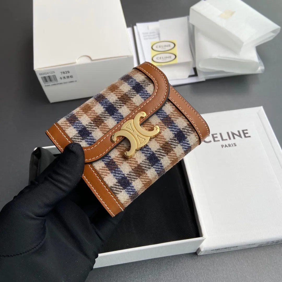 [Extra-grade pure steel hardware and original leather] ¥660 TRIOMPHE logo plaid fabric and cow leather short wallet 5 card slots 1 folding coin bag with snap button 1 flat pocket 1 banknote bag No.: 10D782CQH.04LU783 7829 Khaki brown Size: w10.5×9×3cm.