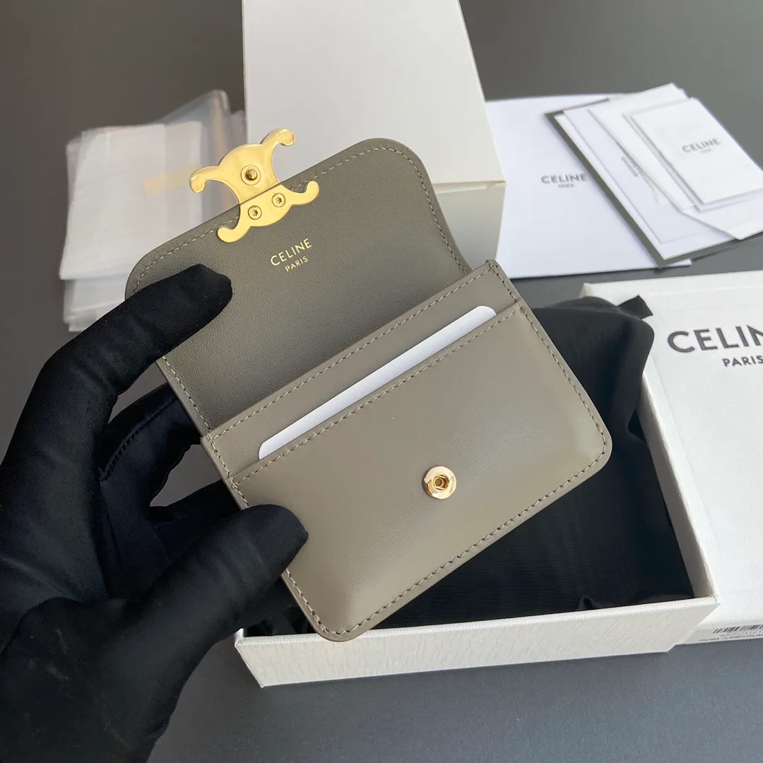 [Extra-grade pure steel hardware original leather] ¥560 TRIOMPHE glossy cow leather flip card holder/2024 Xiaosai Snap button closure 1 main compartment 2 inner card slots 1 inner flat pocket 1 outer flat pocket Number: 10I 582 CPJ.04LU 583 pebble color full leather Size: w10×h7.5×d2cm