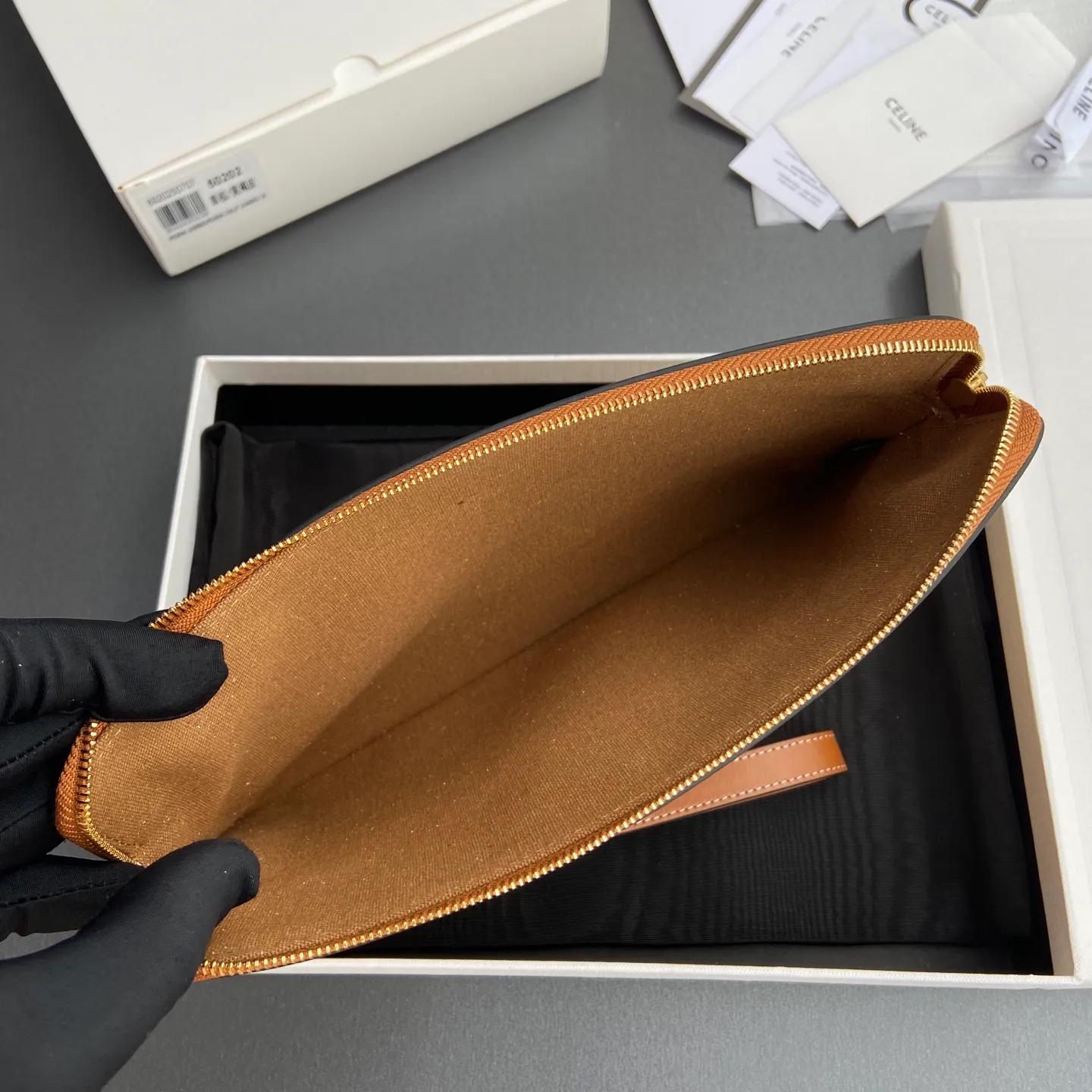 [Extra-grade pure steel hardware original leather] ¥740 TRIOMPHE signature printed clutch / 1 zipper compartment Detachable wrist strap, about 20 cm in length Iconic print, cow leather edge Fabric lining, gold hot stamping No.: 10J502FES.04LU 502 50202 Grass brown/tan leather Size: w25×h17.5×d1cm