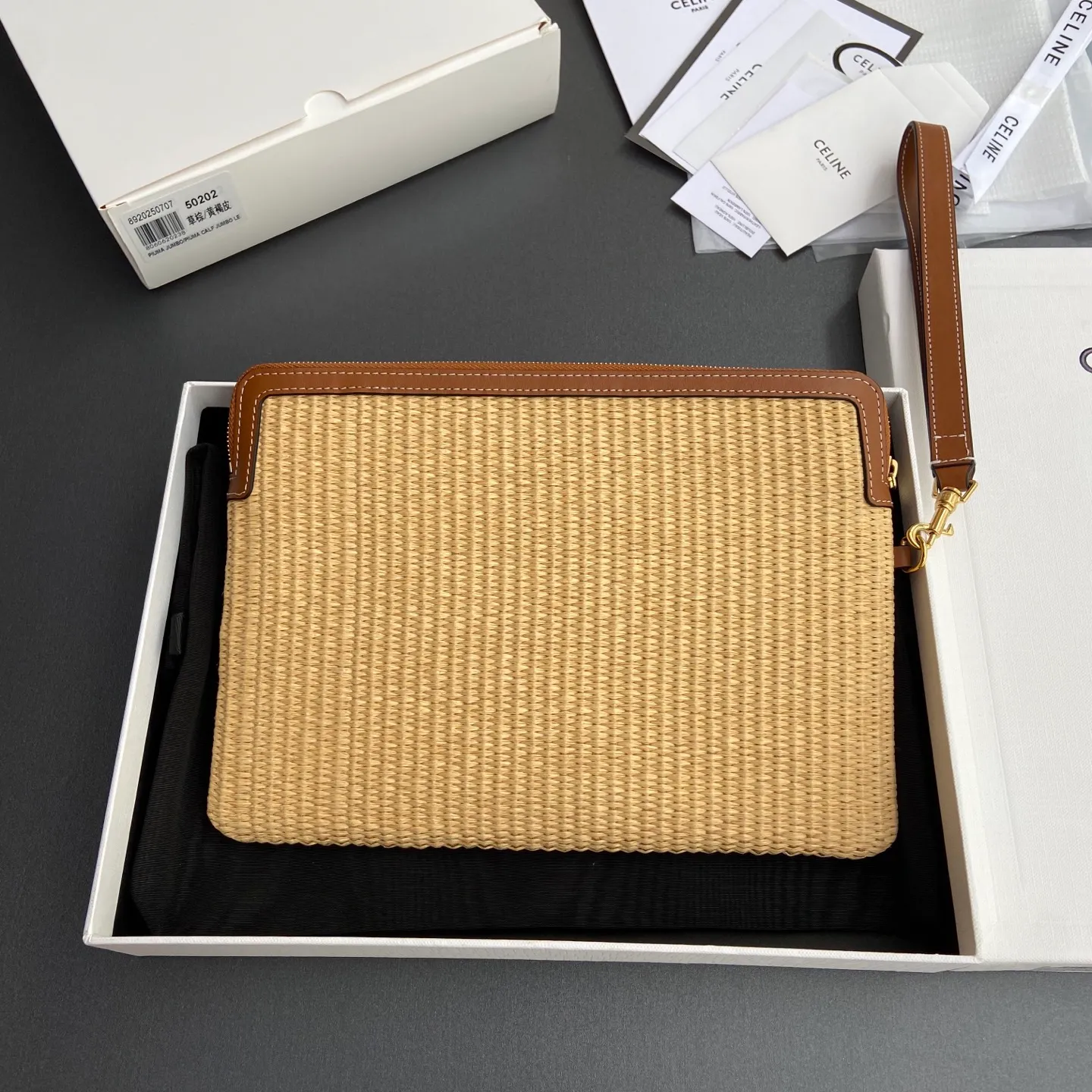 [Extra-grade pure steel hardware original leather] ¥740 TRIOMPHE signature printed clutch / 1 zipper compartment Detachable wrist strap, about 20 cm in length Iconic print, cow leather edge Fabric lining, gold hot stamping No.: 10J502FES.04LU 502 50202 Grass brown/tan leather Size: w25×h17.5×d1cm