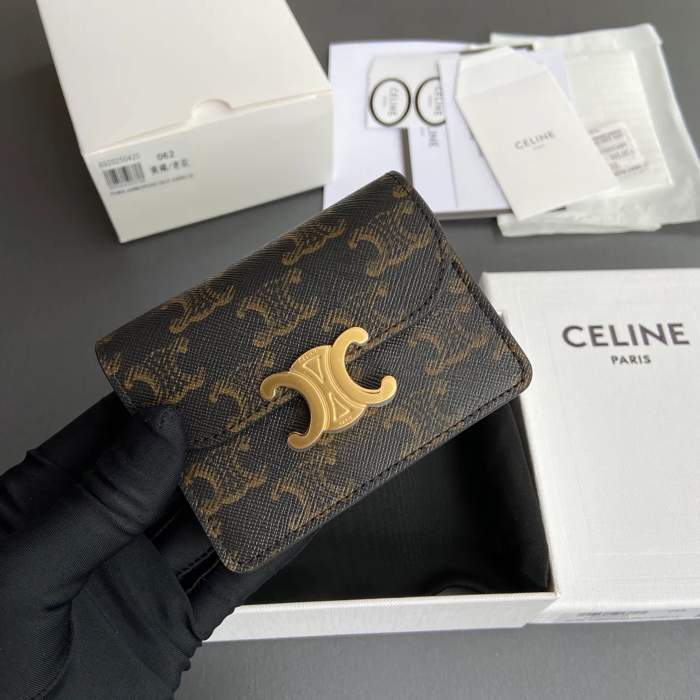 [Extra-grade pure steel hardware original leather] ¥640 TRIOMPHE logo printed cow leather business card bag/new model Lining: cow leather/fabric gold finish TRIOMPHE metal snap closure 2 gusseted compartments 1 flat pocket 3 card slots No.: 10N 062 FOZ.24VR 063 062 Tan/Presbyopia Size: w10.5×h8.5×d3cm