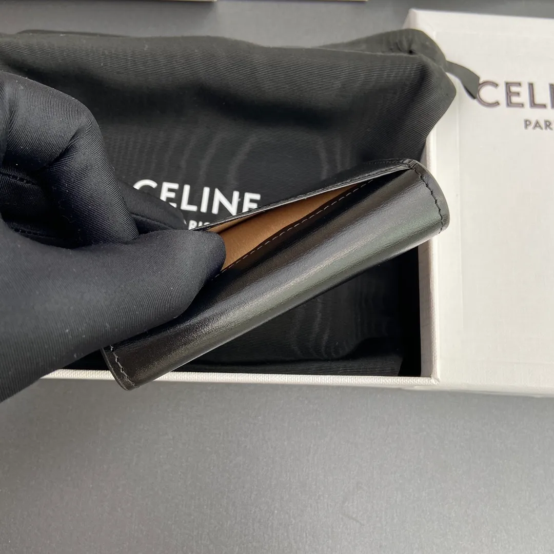 [Extra-grade pure steel hardware original leather] ¥560 TRIOMPHE glossy cow leather flip card holder/2024 Xiaosai Snap button closure 1 main compartment 2 inner card slots 1 inner flat pocket 1 outer flat pocket Number: 10I582CPJ.04LU 583 black full leather Size: w10×h7.5×d2cm