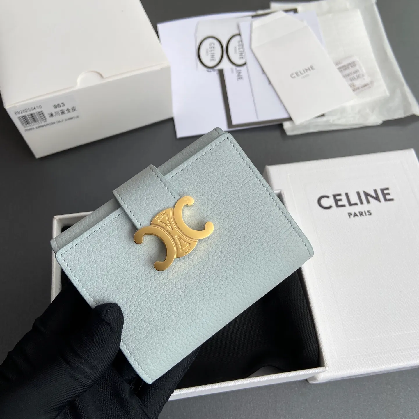 [Extra-grade pure steel hardware original leather] ¥780 VICTOIRE soft cow leather wallet/new TRIOMPHE metal texture snap buckle 4 credit card slots 1 zipper coin pocket 3 flat pockets 1 banknote pocket No.: 10M963GHH.38NO962 963 Glacier blue full leather Size: w10.5×8×2cm.