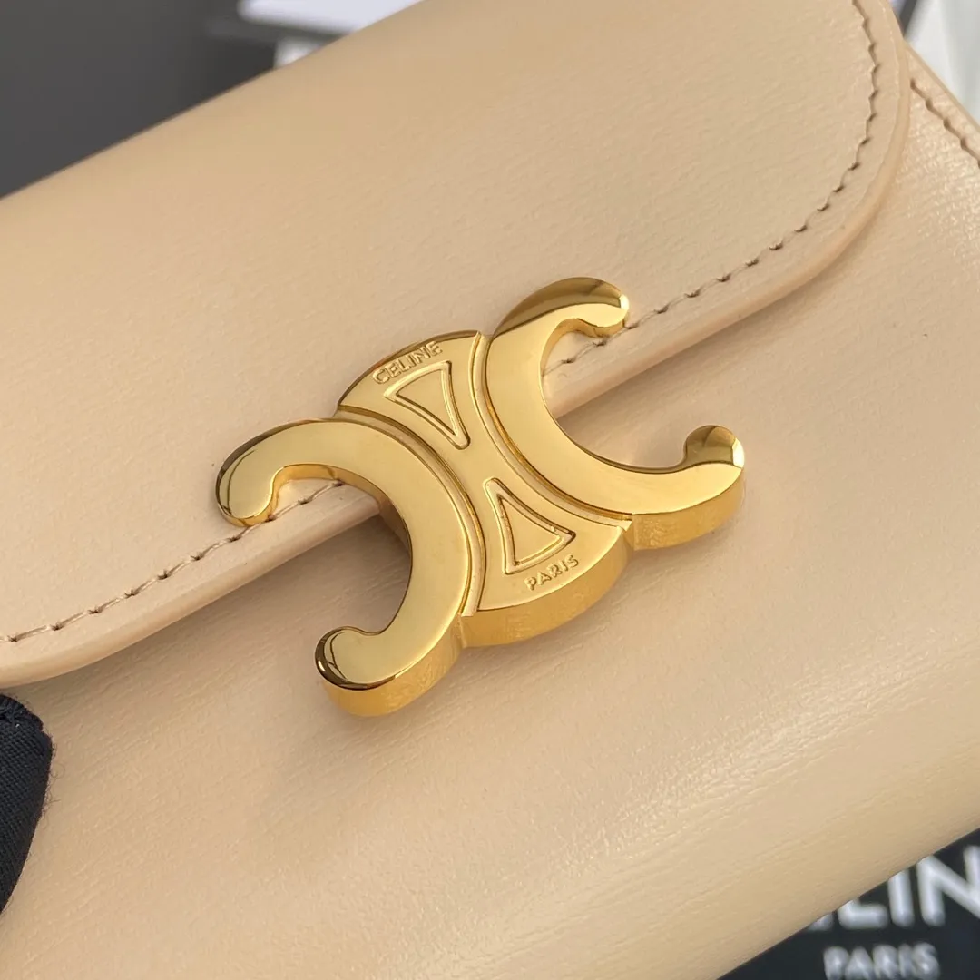 [Special grade pure steel hardware original leather] ¥700 TRIOMPHE glossy cow leather wallet / 5 card slots 1 folding coin bag with snap buckle 1 flat pocket 1 banknote bag No.: 10D782CQH.04LU783 783 Nude color full leather Size: w10.5×9×3cm.