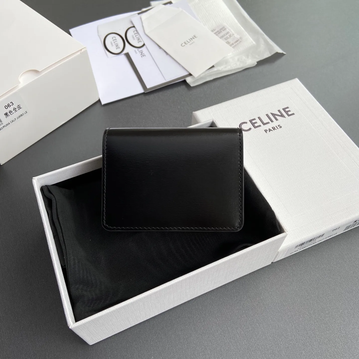 [Extra-grade pure steel hardware original leather] ¥660 TRIOMPHE glossy cow leather business card bag/new model cow leather lining: cow leather/fabric gold finish TRIOMPHE metal snap closure 2 gusseted compartments 1 flat pocket 3 card slots No.: 10N 063 FOZ.24VR 062 063 Black full leather Size: w10.5×h8.5×d3cm