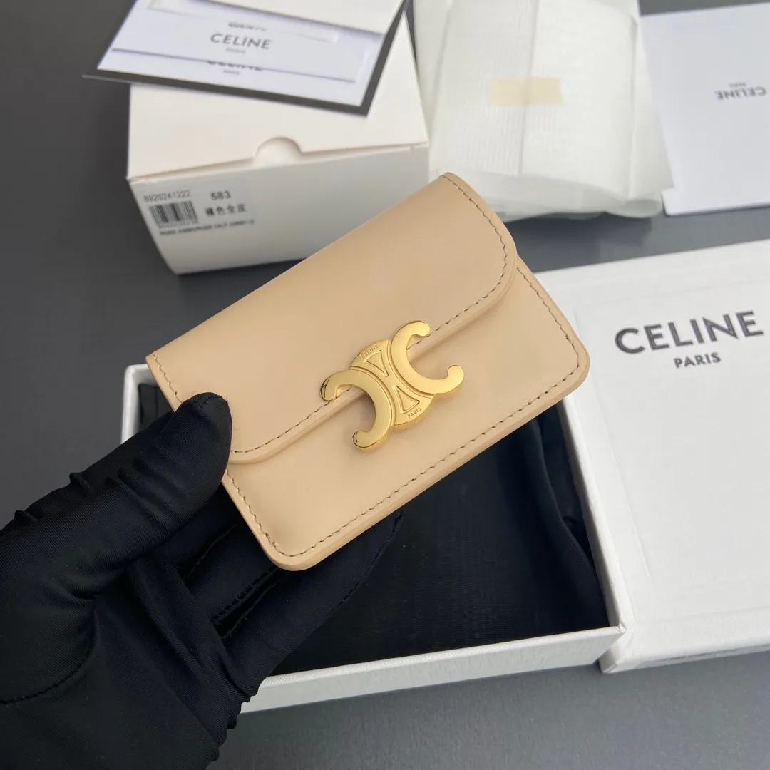 [Special grade pure steel hardware original leather] ¥560 TRIOMPHE glossy cow leather flip card holder / snap button closure 1 main compartment 2 inner card slots 1 inner flat pocket 1 outer flat pocket Number: 10I582CPJ.04LU 583 Nude color full leather Size: w10×h7.5×d2cm