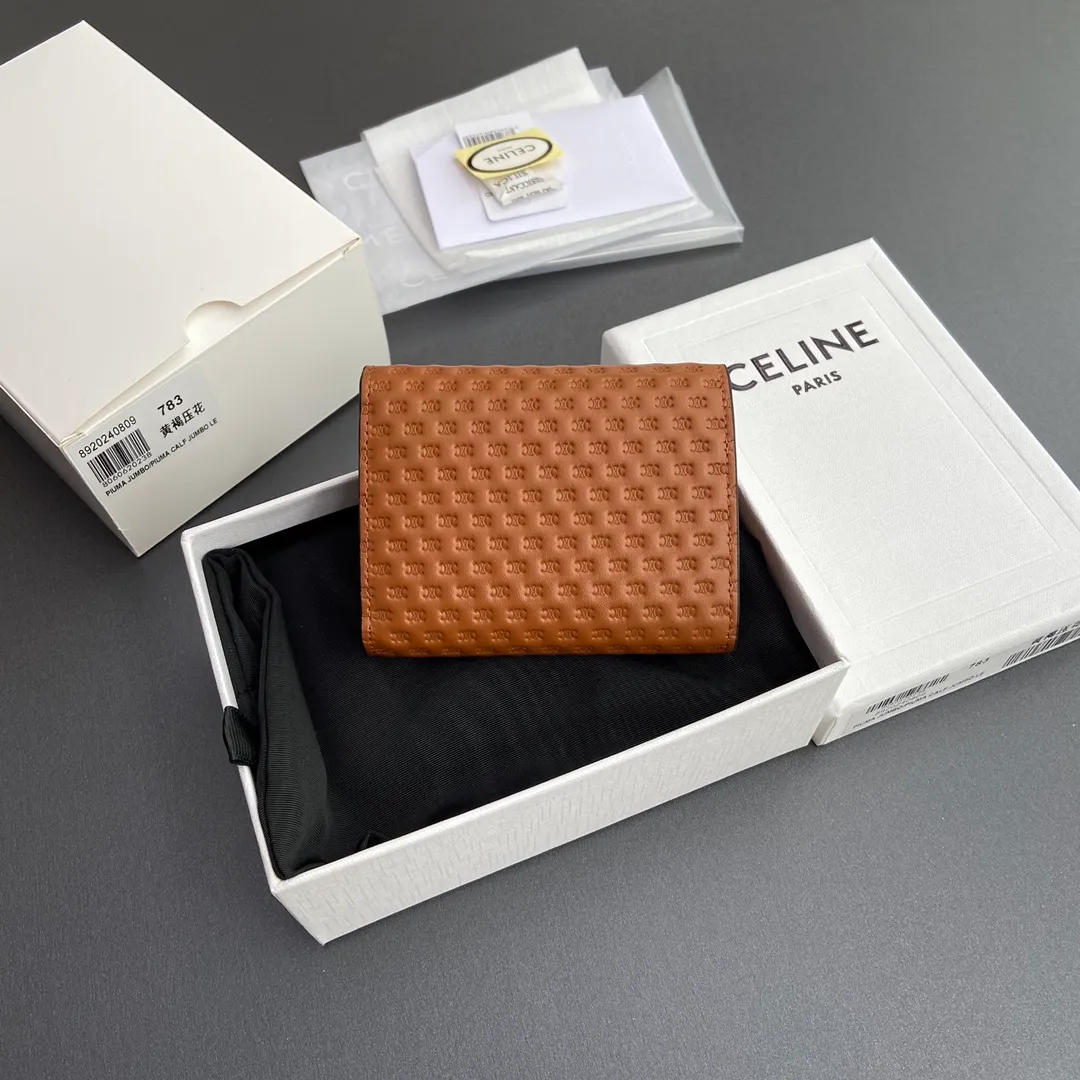[Extra-grade pure steel hardware original leather] ¥720 TRIOMPHE glossy sheep leather embossed wallet/2024 Xiaosai 5 card slots 1 folding coin bag with snap button 1 flat pocket 1 banknote bag No.: 10D782CQH.04LU783 783 Tan embossed full leather (sheepskin) Size: w10.5×9×3cm.
