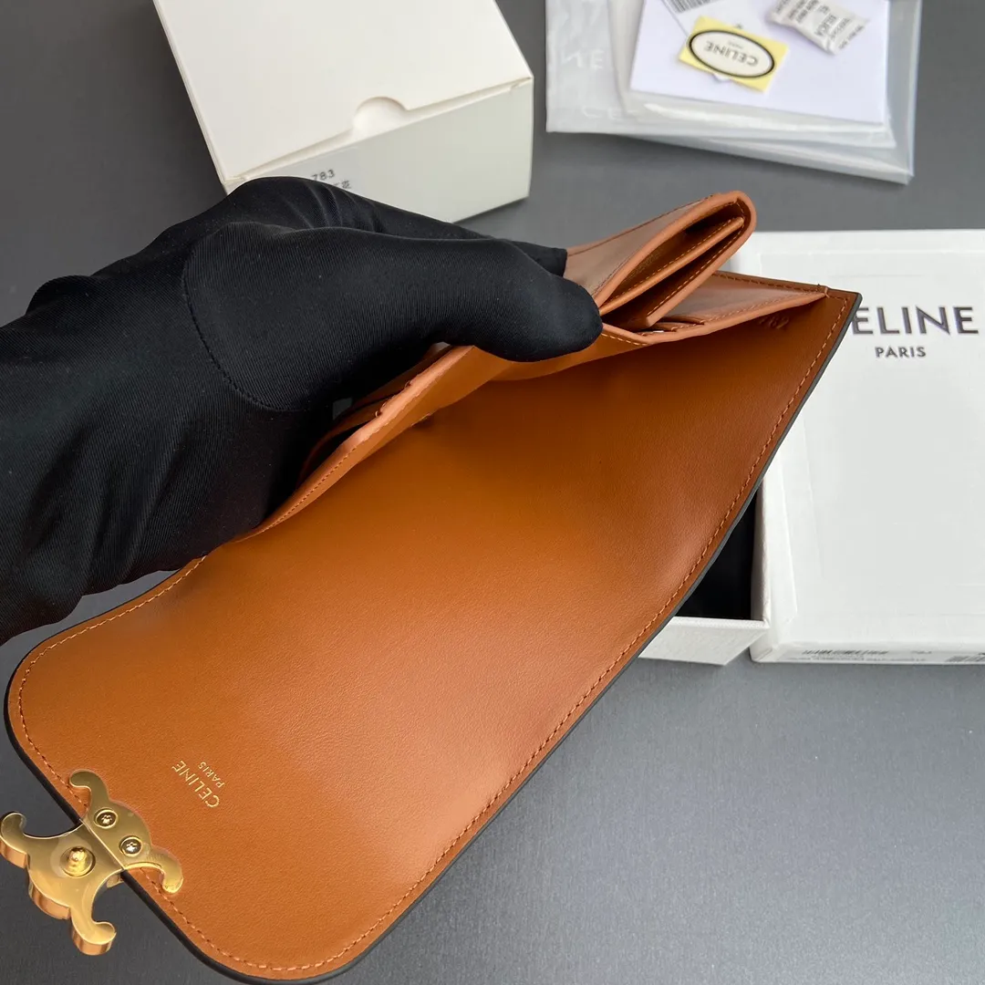 [Extra-grade pure steel hardware original leather] ¥720 TRIOMPHE glossy sheep leather embossed wallet/2024 Xiaosai 5 card slots 1 folding coin bag with snap button 1 flat pocket 1 banknote bag No.: 10D782CQH.04LU783 783 Tan embossed full leather (sheepskin) Size: w10.5×9×3cm.