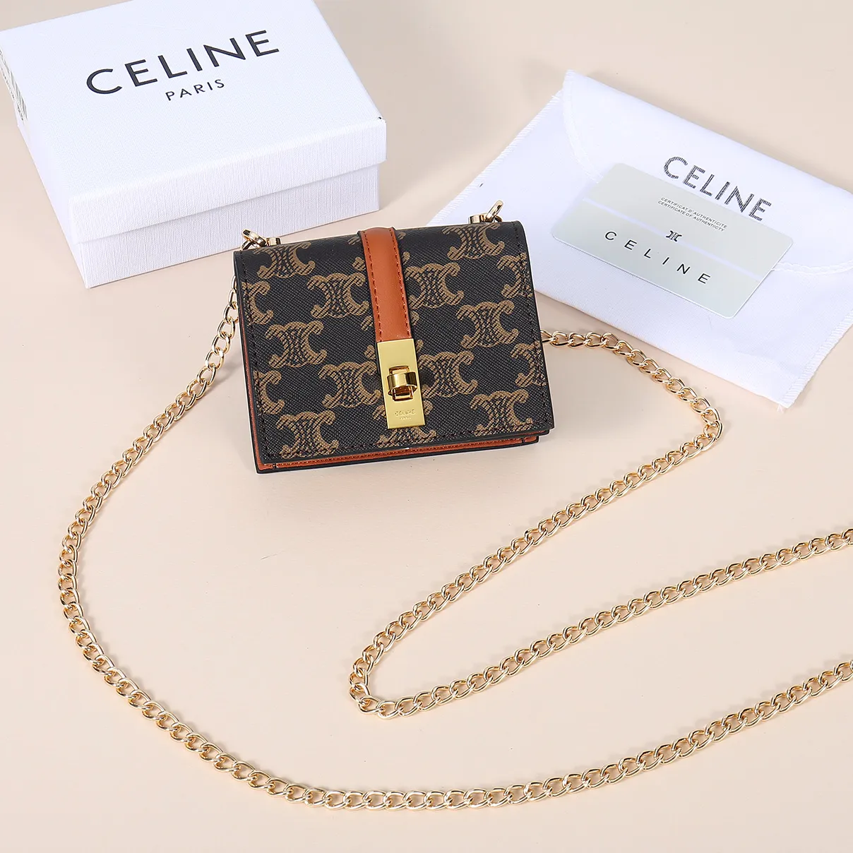 💰170, Celine's latest chain card holder, TRIOMPHE flip chain card holder, can be worn cross-body, classic pattern with plain microfiber interior, rotating lock closure, 1 thickened main compartment, 2 inner card slots. No.: 10M472 Size: 10.5x8.5x3 cm