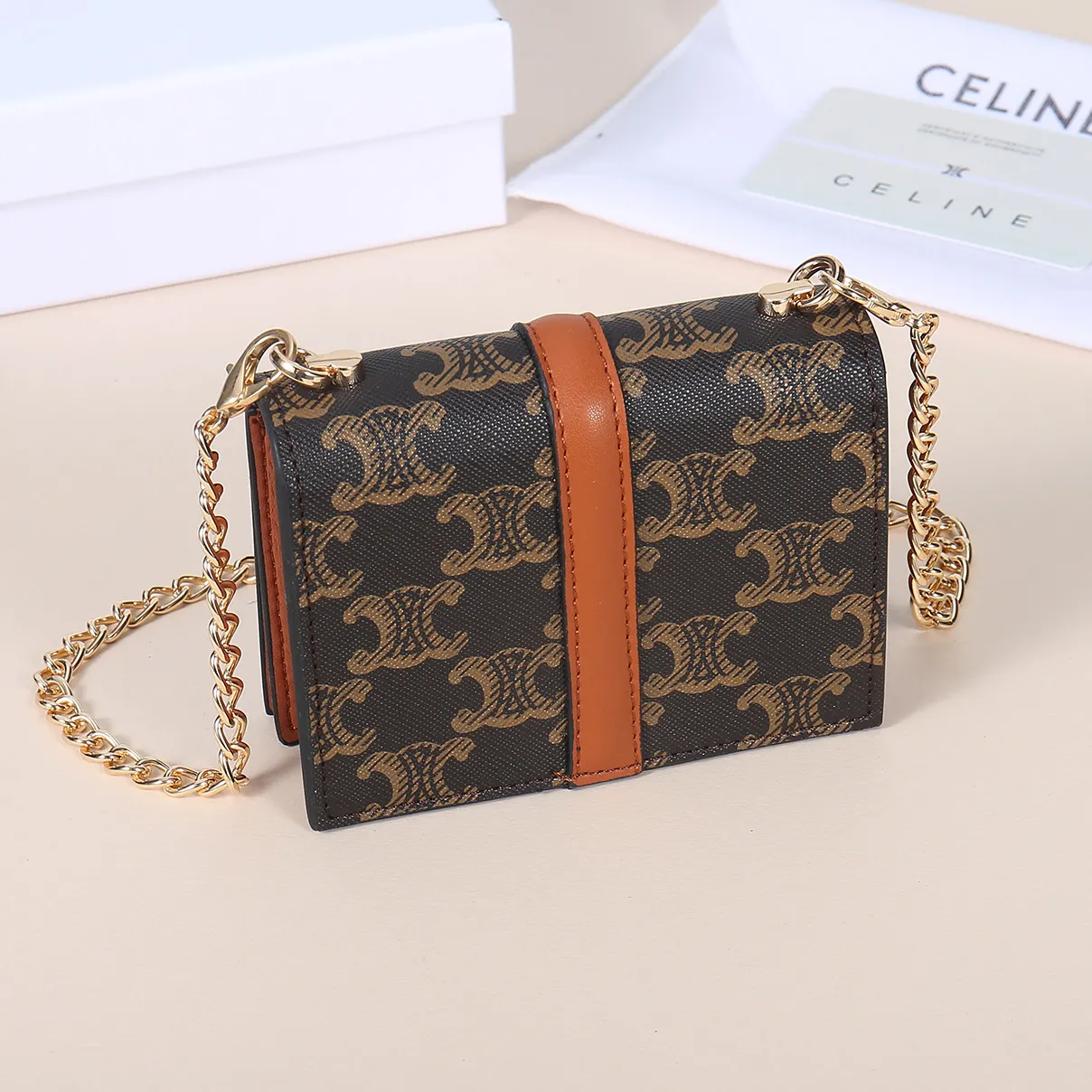 💰170, Celine's latest chain card holder, TRIOMPHE flip chain card holder, can be worn cross-body, classic pattern with plain microfiber interior, rotating lock closure, 1 thickened main compartment, 2 inner card slots. No.: 10M472 Size: 10.5x8.5x3 cm