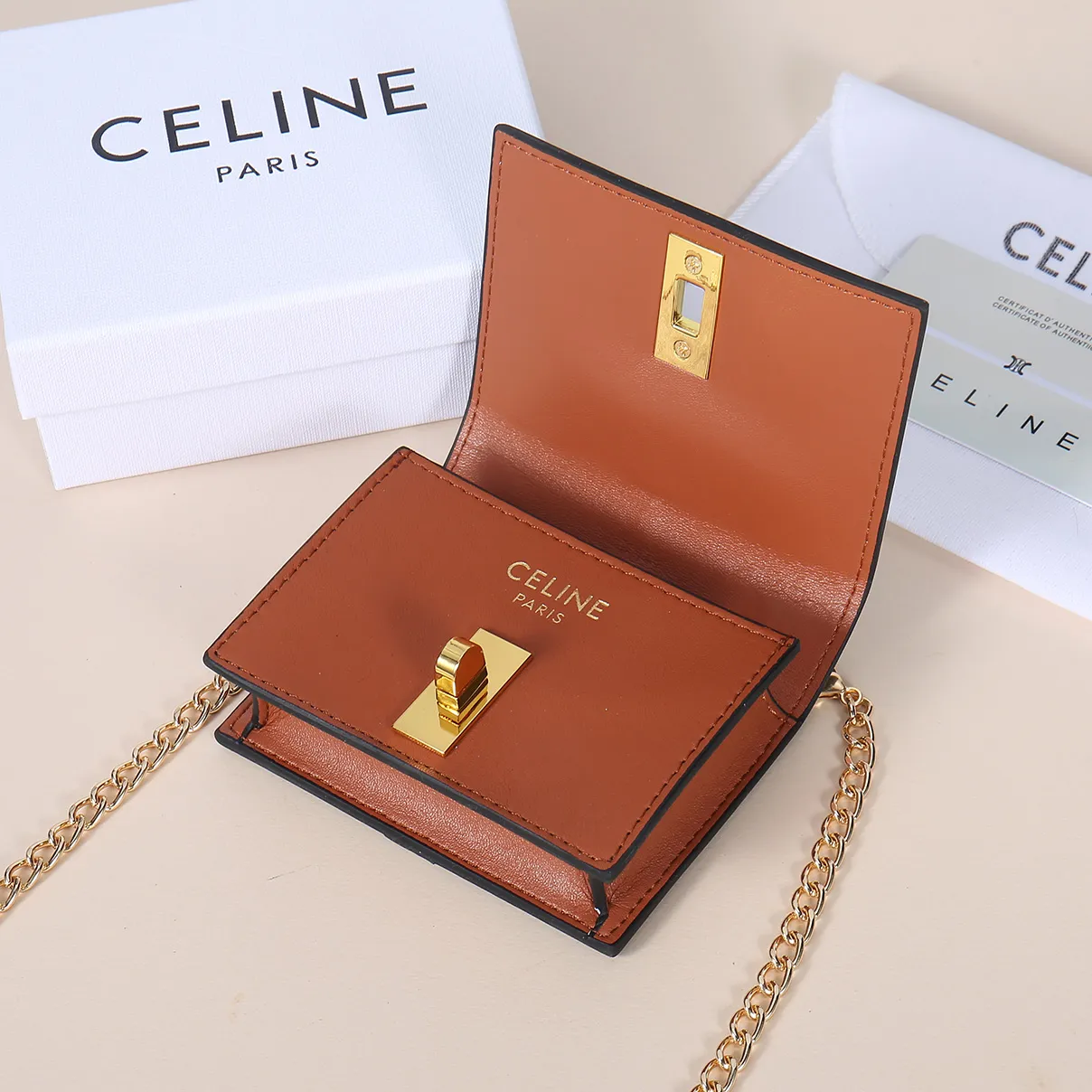 💰170, Celine's latest chain card holder, TRIOMPHE flip chain card holder, can be worn cross-body, classic pattern with plain microfiber interior, rotating lock closure, 1 thickened main compartment, 2 inner card slots. No.: 10M472 Size: 10.5x8.5x3 cm