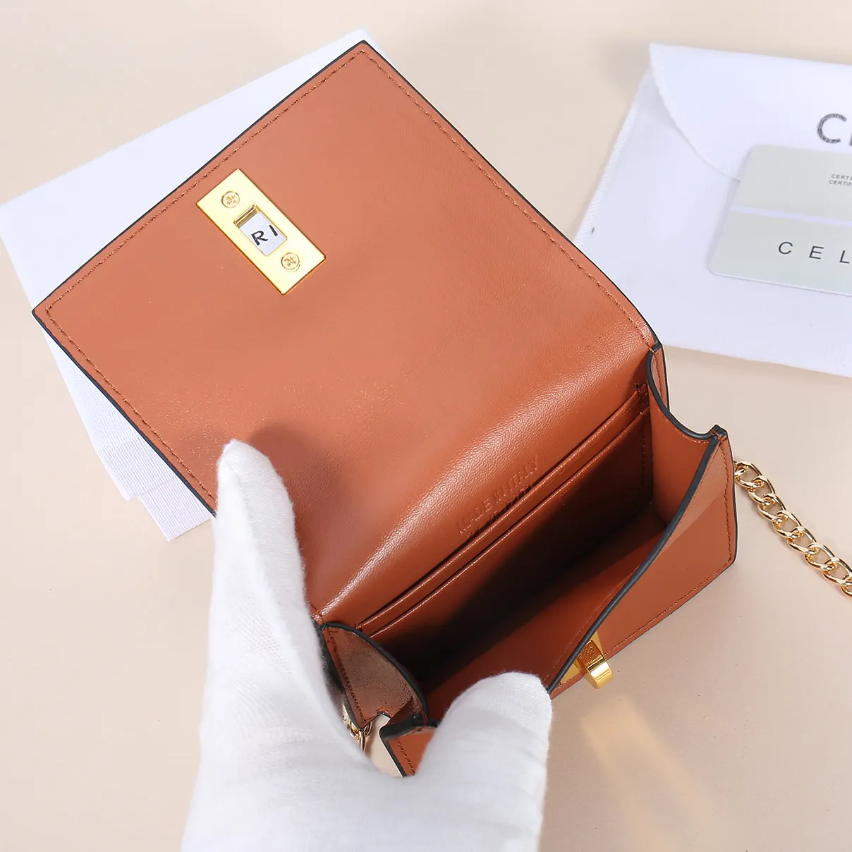 💰170, Celine's latest chain card holder, TRIOMPHE flip chain card holder, can be worn cross-body, classic pattern with plain microfiber interior, rotating lock closure, 1 thickened main compartment, 2 inner card slots. No.: 10M472 Size: 10.5x8.5x3 cm