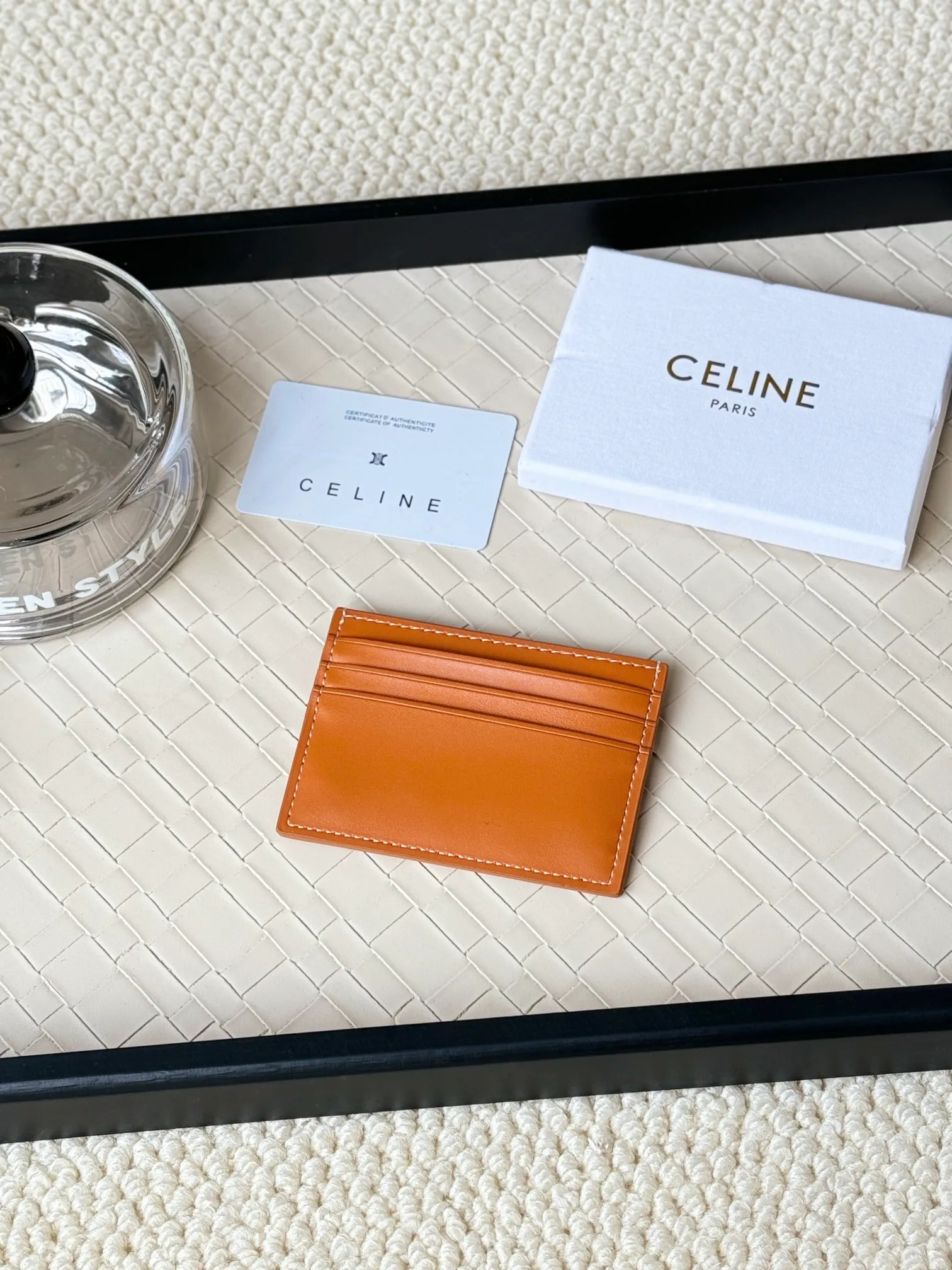 💰100 super mini card holder CELINE's new embossed logo card holder, made of first-layer cowhide, two card slots + one middle pocket Style number: 10L833 Size: 10.5×7cm