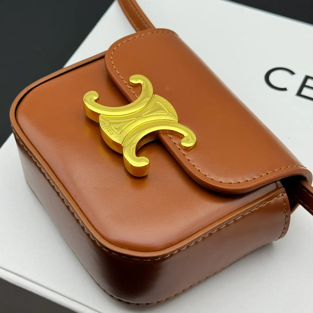💰230 💎Upgraded original version💖 Comes with gift box 𝗖𝗘𝗟𝗜𝗡𝗘 | 𝗧𝗥𝗜𝗢𝗠𝗣𝗛𝗘 𝗠𝗜𝗡𝗜 Arc de Triomphe Mini Crossbody Bag〰️ Brown# (Calfskin) Arc de Triomphe and minimalist inspiration collide. Beautiful to the core. The shape of the bag is simply the golden ratio. Small and delicate. The more you look at it, the better it looks. It gives people a French gentle style🍃. Carrying it on the body is like an exquisite work of art. Made of genuine Italian leather. The texture of the leather is perfect. 𝑠　𝑧𝑒: 𝟭𝟭*𝟴*𝟰𝒄𝒎 Model: 101513/10I513