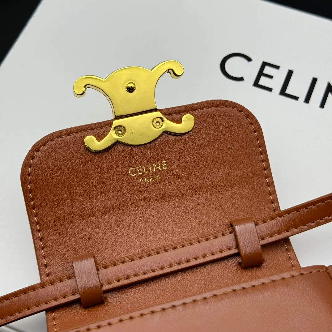 💰230 💎Upgraded original version💖 Comes with gift box 𝗖𝗘𝗟𝗜𝗡𝗘 | 𝗧𝗥𝗜𝗢𝗠𝗣𝗛𝗘 𝗠𝗜𝗡𝗜 Arc de Triomphe Mini Crossbody Bag〰️ Brown# (Calfskin) Arc de Triomphe and minimalist inspiration collide. Beautiful to the core. The shape of the bag is simply the golden ratio. Small and delicate. The more you look at it, the better it looks. It gives people a French gentle style🍃. Carrying it on the body is like an exquisite work of art. Made of genuine Italian leather. The texture of the leather is perfect. 𝑠　𝑧𝑒: 𝟭𝟭*𝟴*𝟰𝒄𝒎 Model: 101513/10I513
