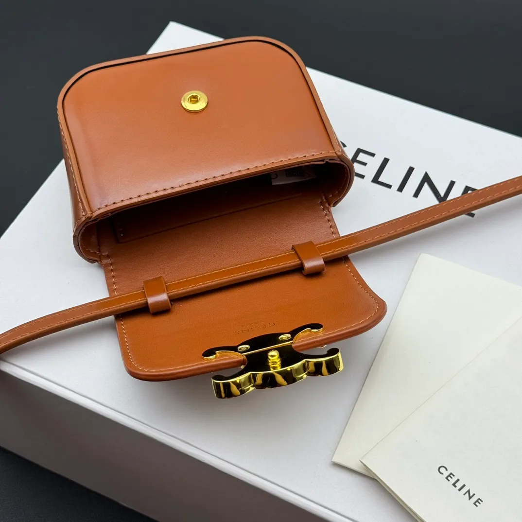 💰230 💎Upgraded original version💖 Comes with gift box 𝗖𝗘𝗟𝗜𝗡𝗘 | 𝗧𝗥𝗜𝗢𝗠𝗣𝗛𝗘 𝗠𝗜𝗡𝗜 Arc de Triomphe Mini Crossbody Bag〰️ Brown# (Calfskin) Arc de Triomphe and minimalist inspiration collide. Beautiful to the core. The shape of the bag is simply the golden ratio. Small and delicate. The more you look at it, the better it looks. It gives people a French gentle style🍃. Carrying it on the body is like an exquisite work of art. Made of genuine Italian leather. The texture of the leather is perfect. 𝑠　𝑧𝑒: 𝟭𝟭*𝟴*𝟰𝒄𝒎 Model: 101513/10I513